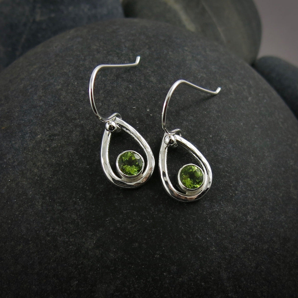 Boucles d'oreilles goutte de pluie péridot • Argent sterling