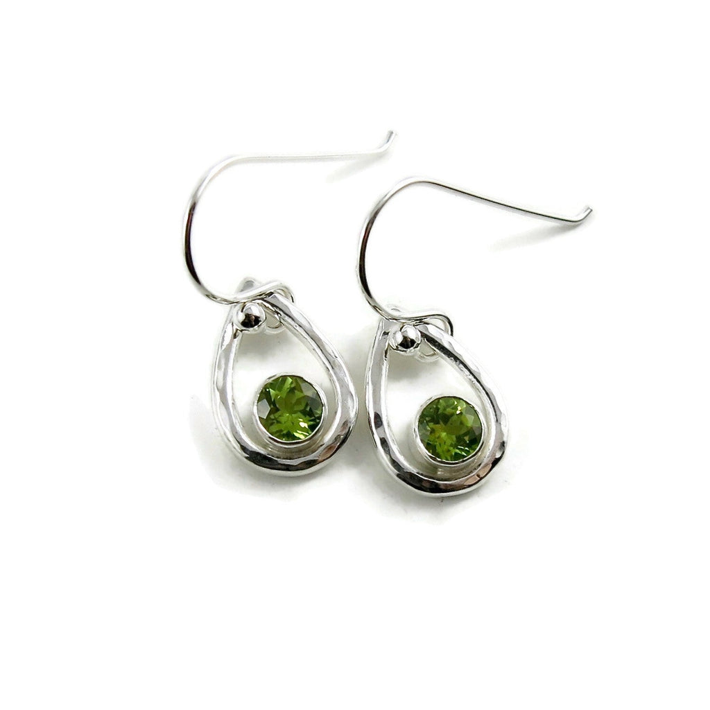 Boucles d'oreilles goutte de pluie péridot • Argent sterling