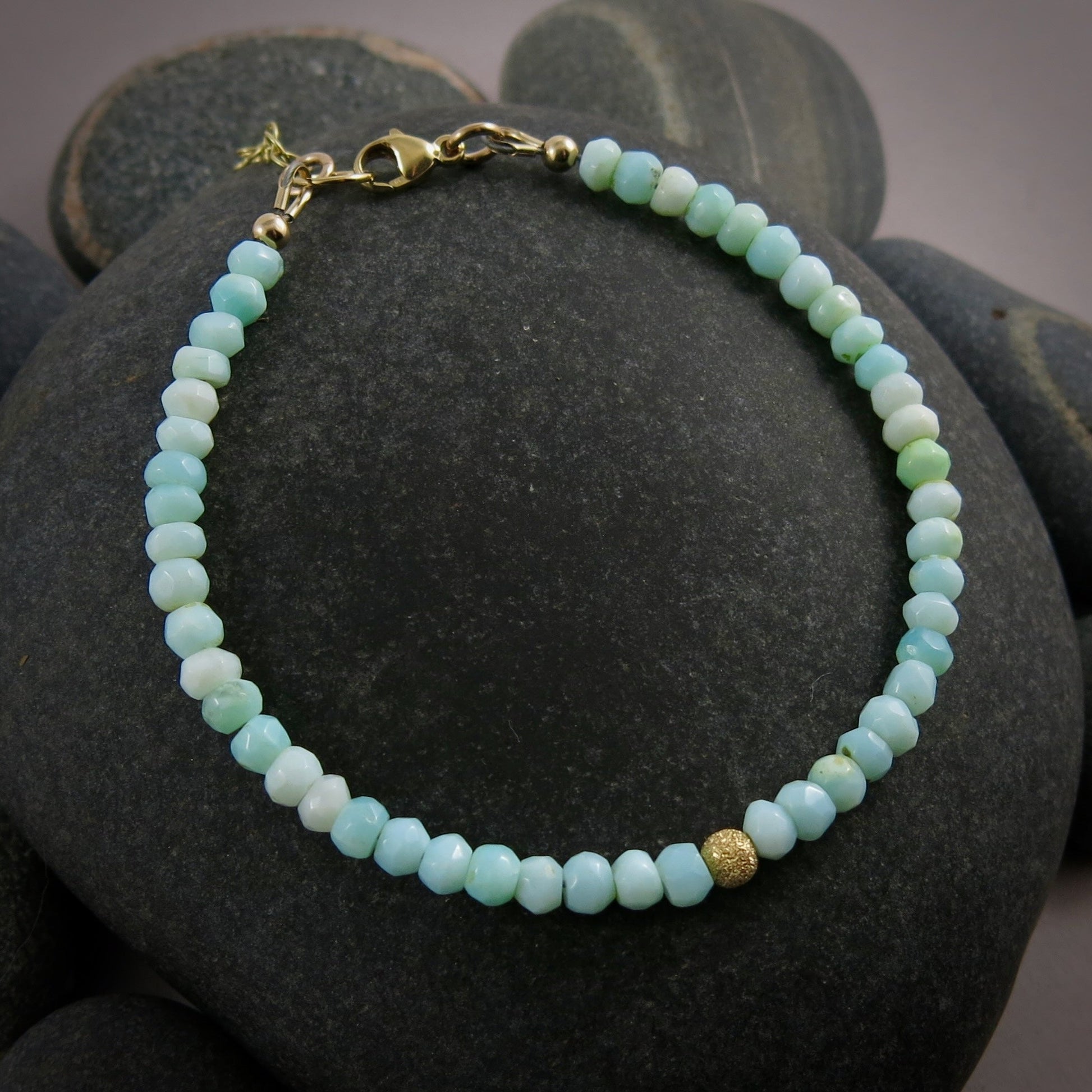 Bracelet réglable en perles d'opale bleue • Or 14 carats ou argent sterling