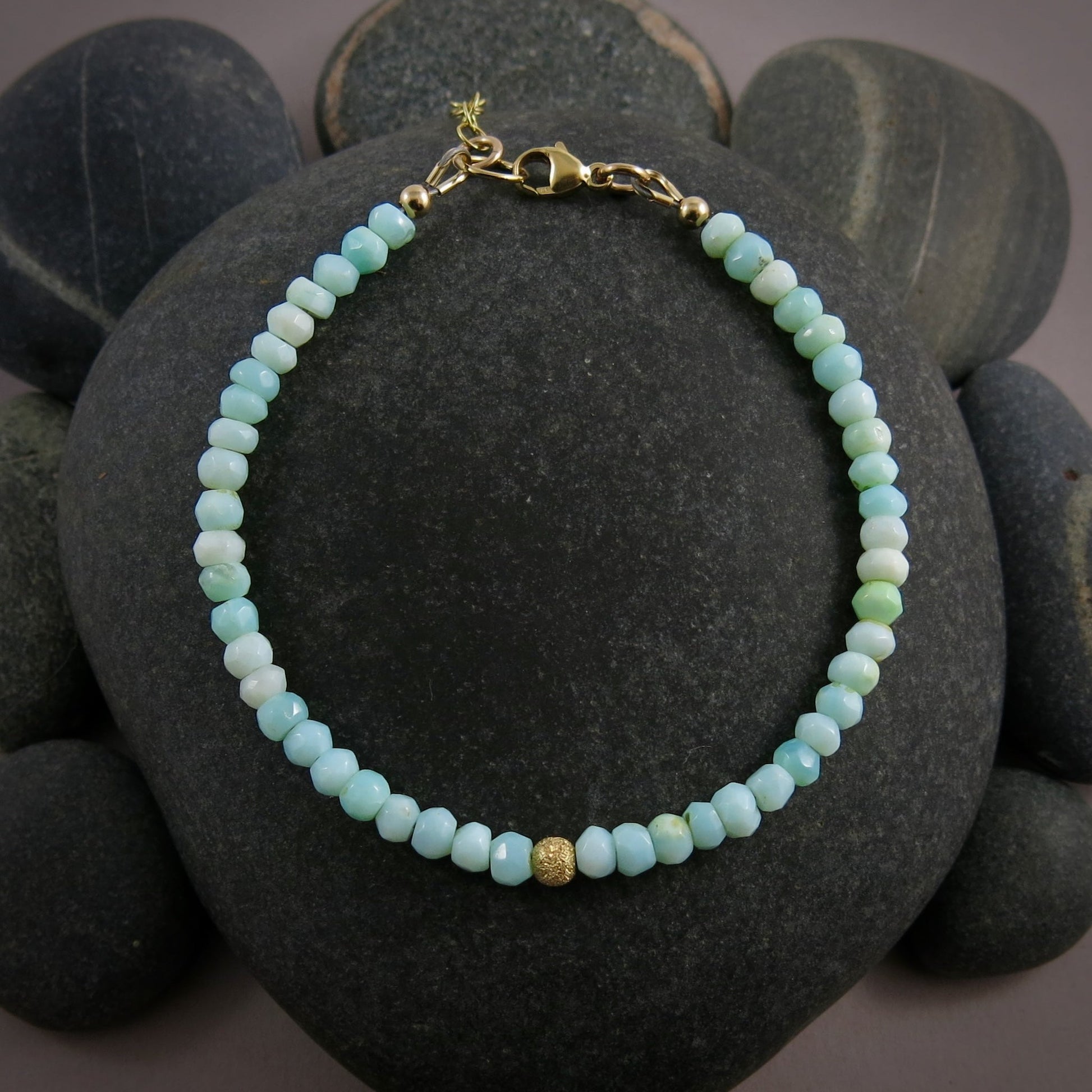 Bracelet réglable en perles d'opale bleue • Or 14 carats ou argent sterling