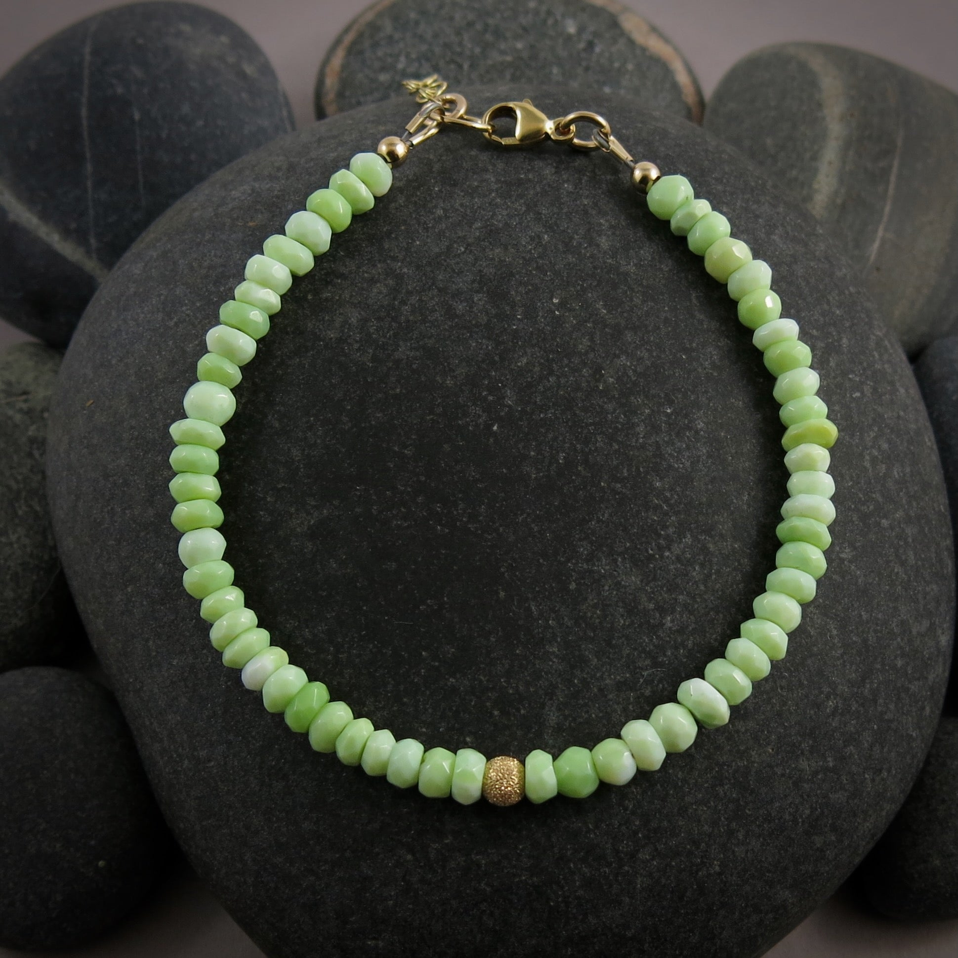 Bracelet réglable en perles d'opale verte • Or 14 carats ou argent sterling