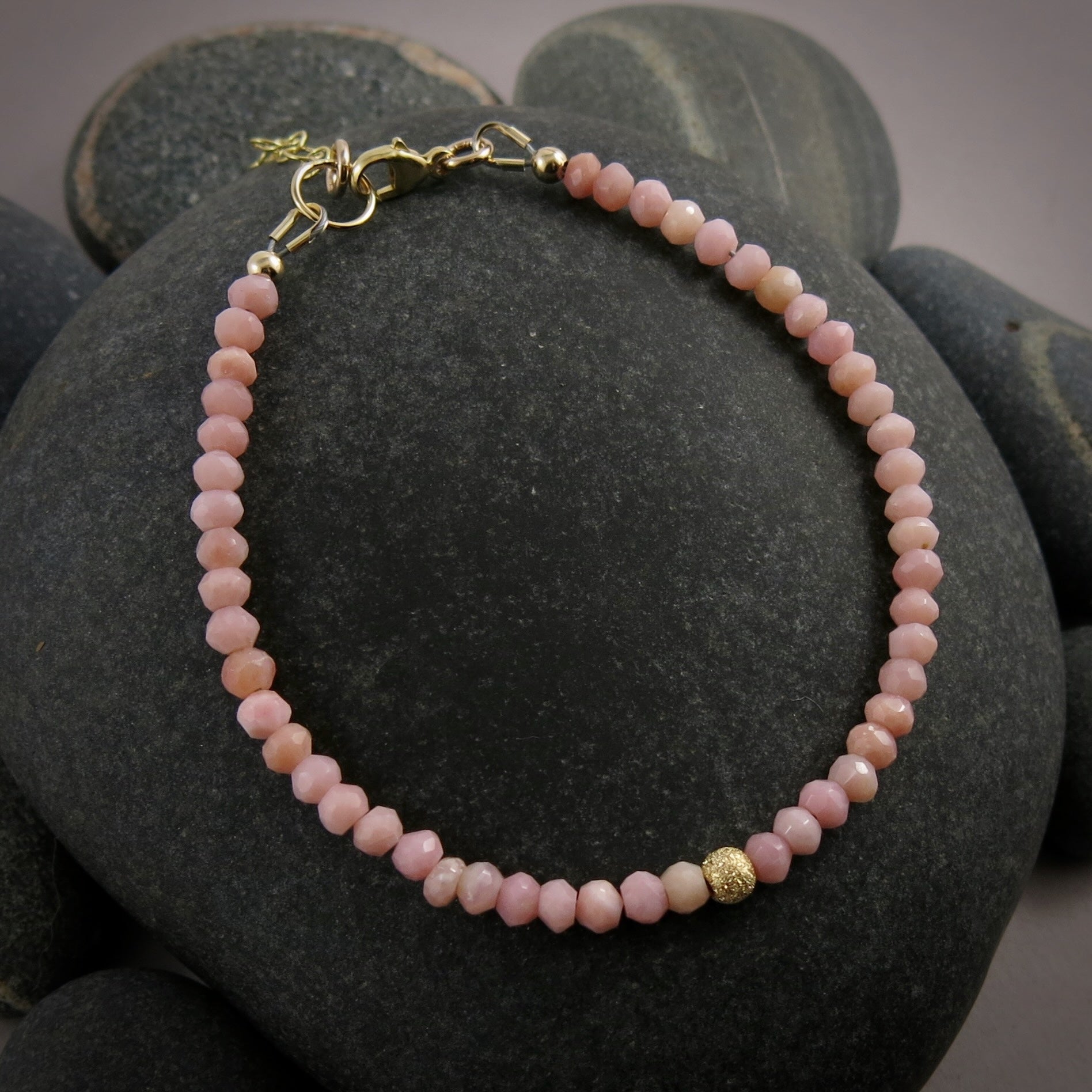 Bracelet réglable en perles d'opale rose • Or 14 carats ou argent sterling