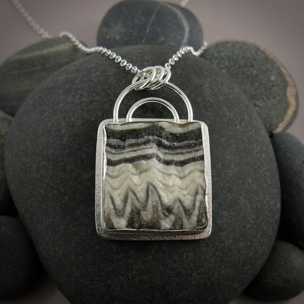 Pendentif en calcite fantôme brute noire et blanche • Collection Wild Earth