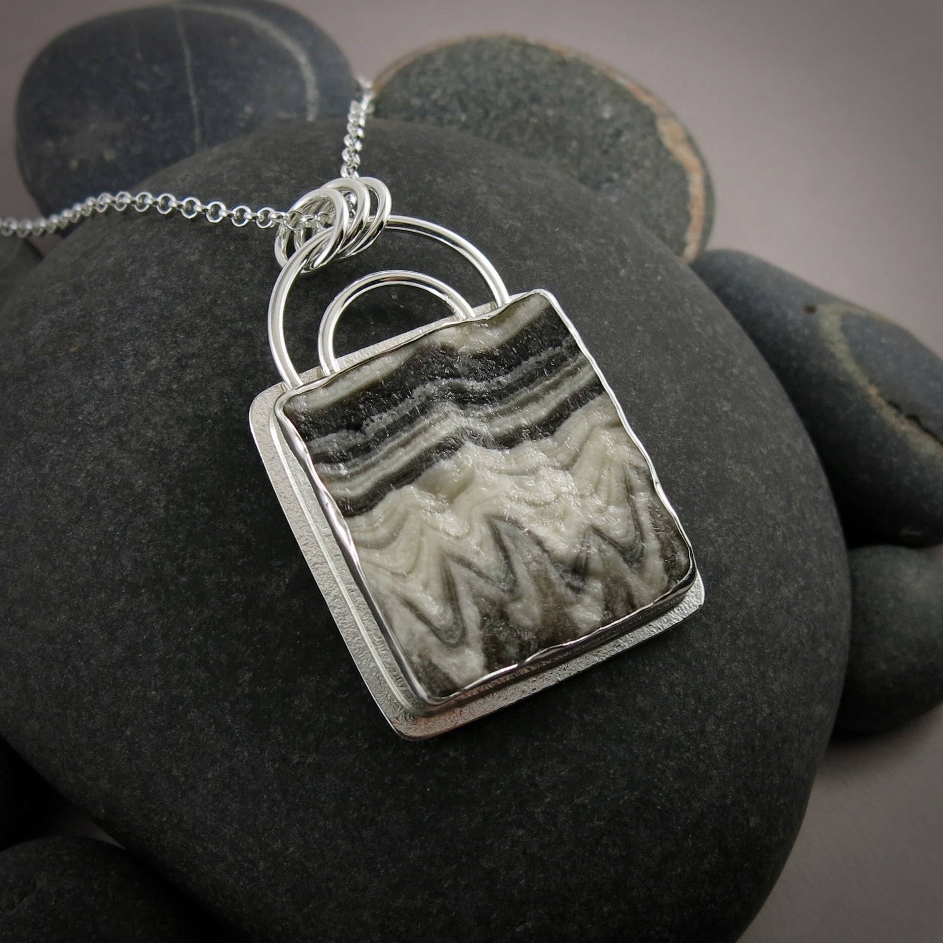 Pendentif en calcite fantôme brute noire et blanche • Collection Wild Earth