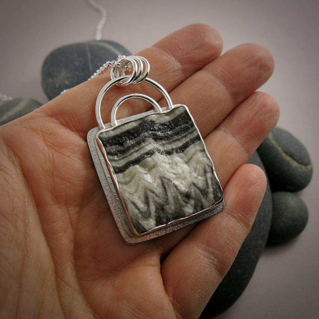 Pendentif en calcite fantôme brute noire et blanche • Collection Wild Earth