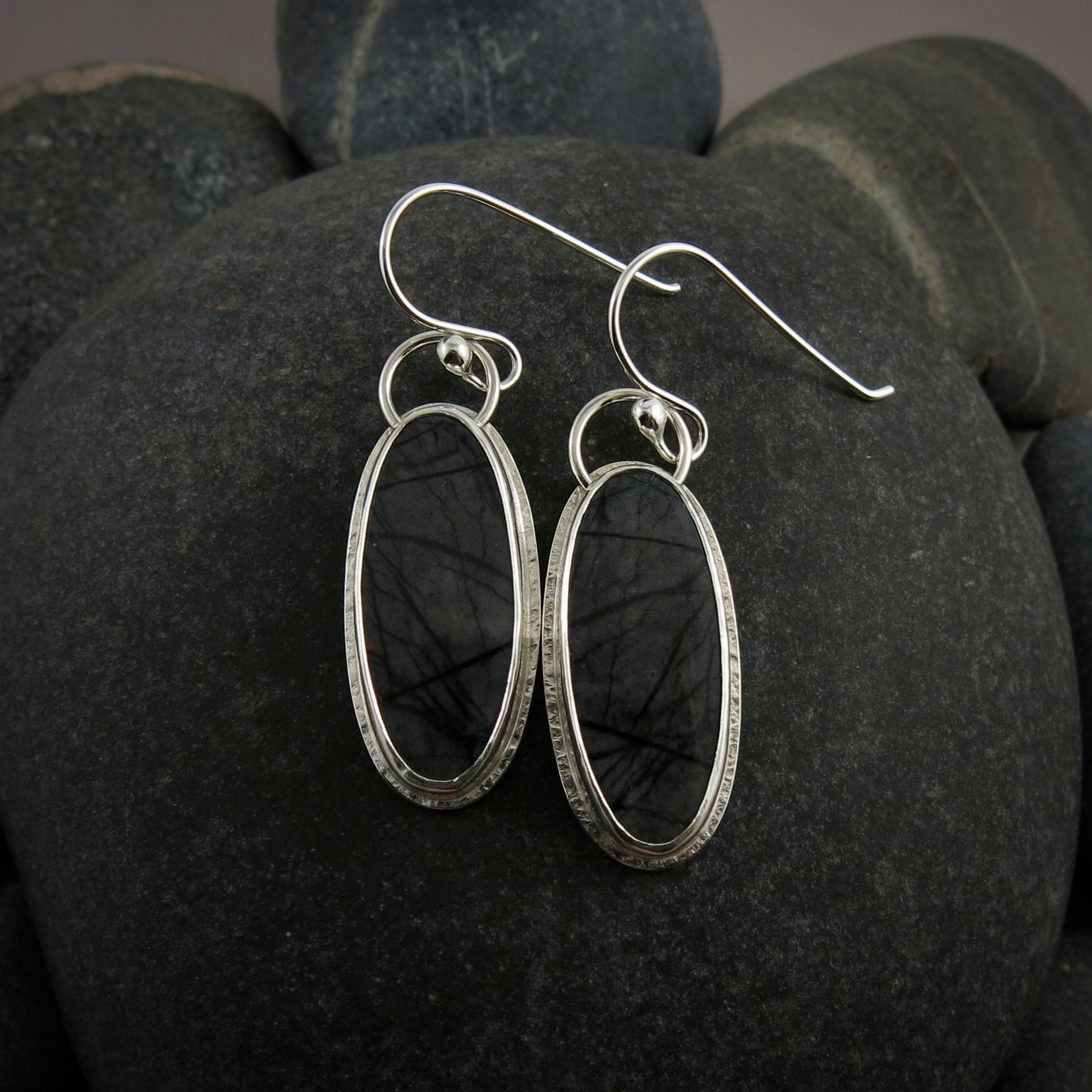 Boucles d'oreilles en jaspe Picasso noir et anthracite • Argent sterling