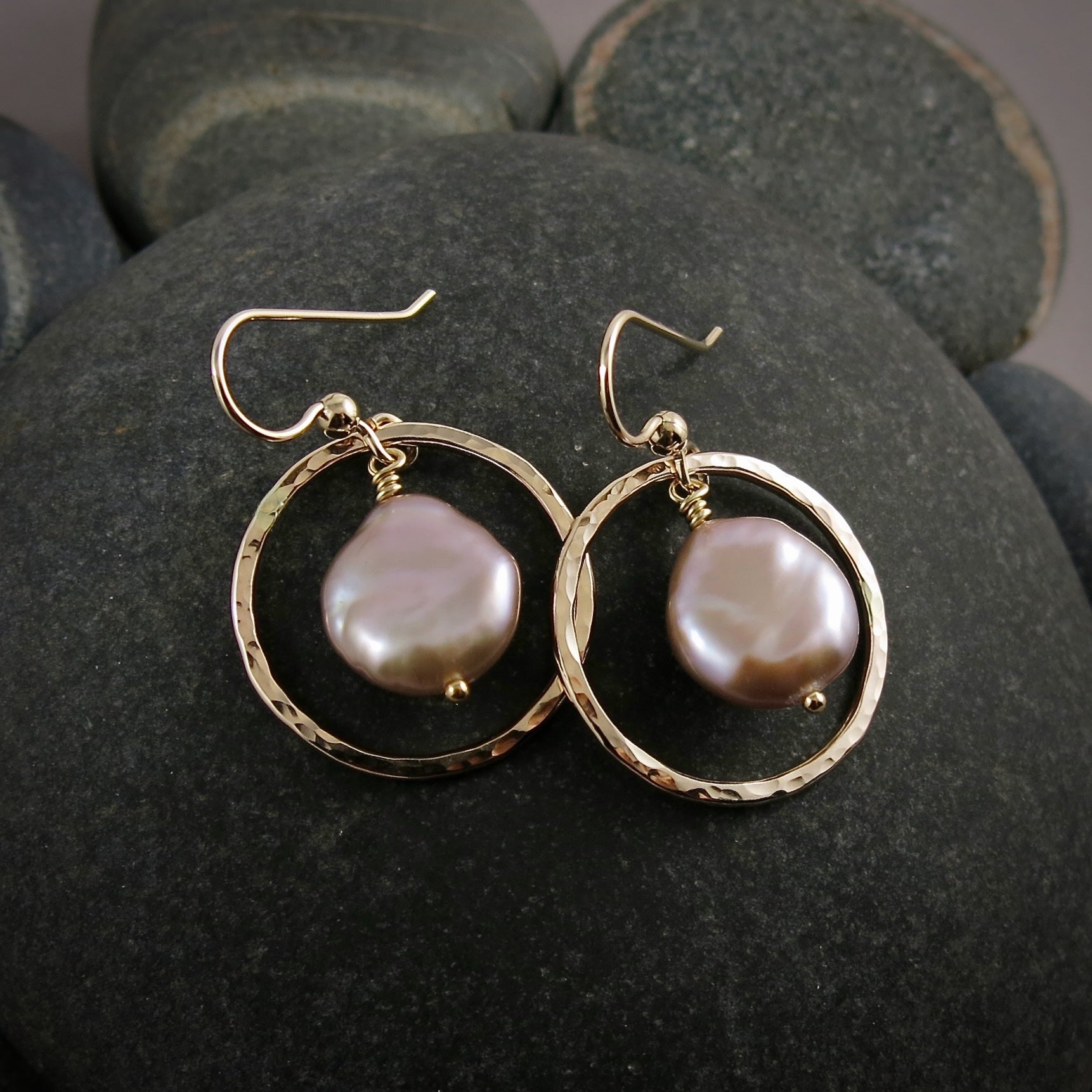 Boucles d'oreilles en perles roses • Or rempli 14 carats