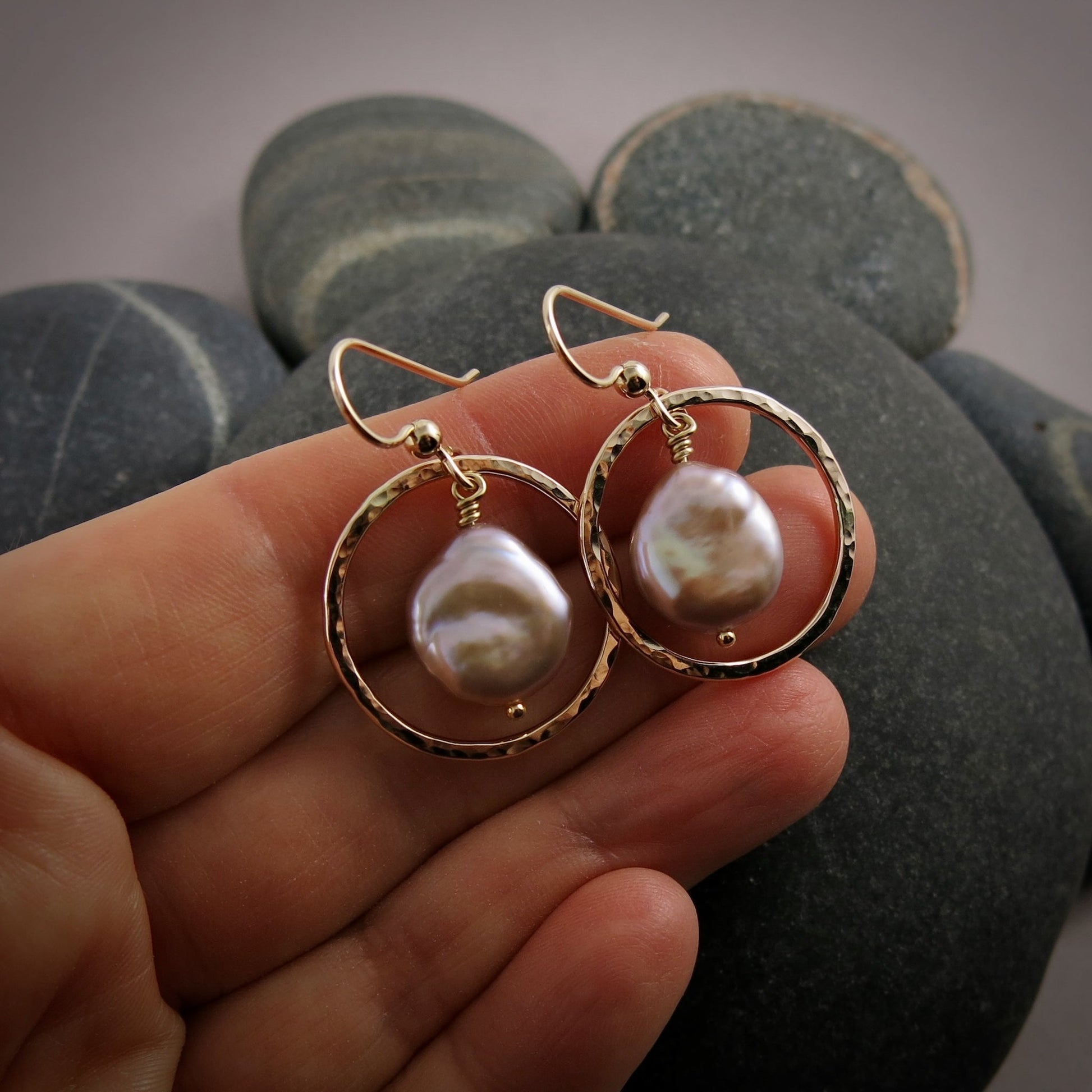 Boucles d'oreilles en perles roses • Or rempli 14 carats