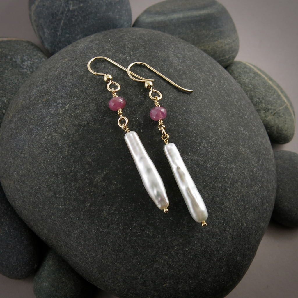 Boucles d'oreilles en saphir rose et perles • Gouttes de perles blanches brillantes avec saphirs roses