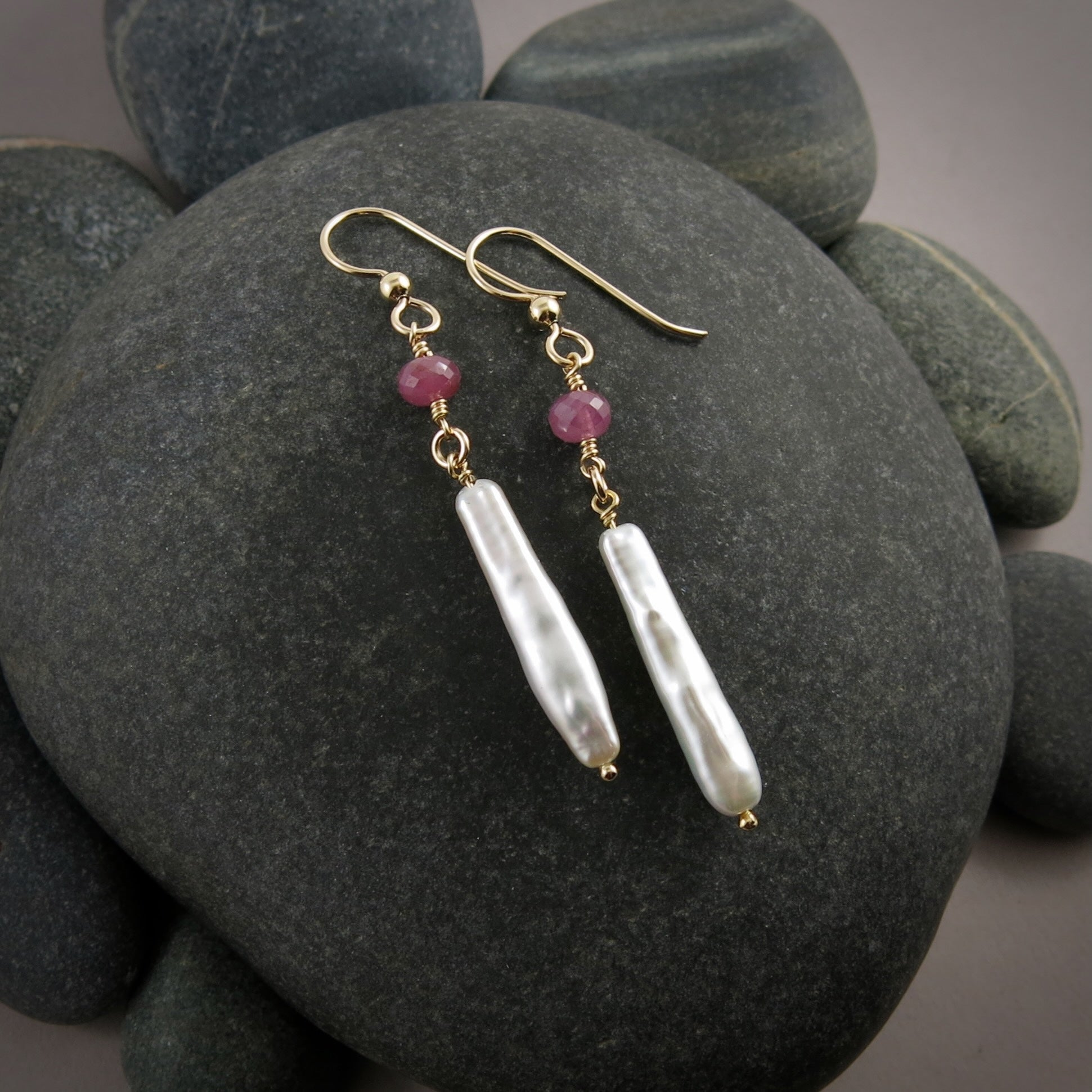 Boucles d'oreilles en saphir rose et perles • Gouttes de perles blanches brillantes avec saphirs roses