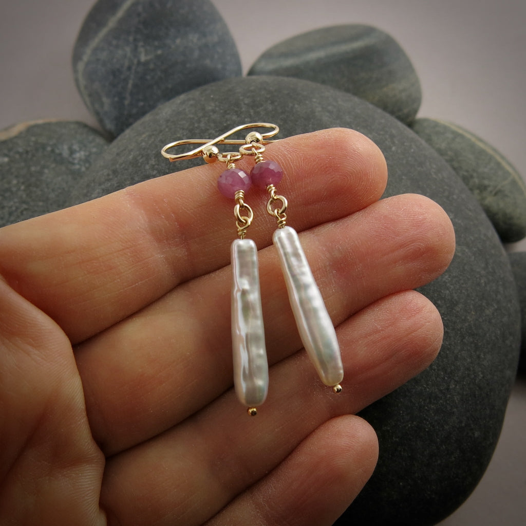 Boucles d'oreilles en saphir rose et perles • Gouttes de perles blanches brillantes avec saphirs roses