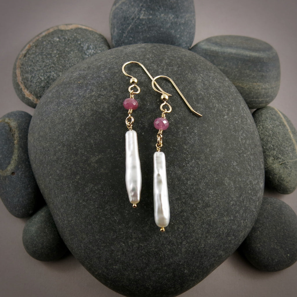 Boucles d'oreilles en saphir rose et perles • Gouttes de perles blanches brillantes avec saphirs roses