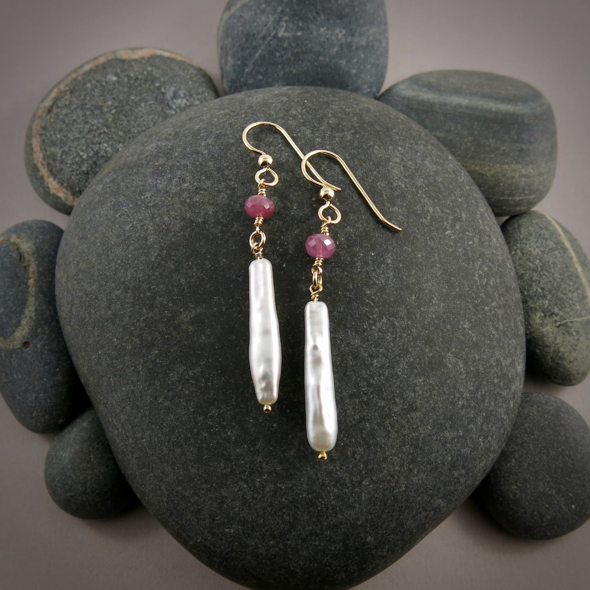 Boucles d'oreilles en saphir rose et perles • Gouttes de perles blanches brillantes avec saphirs roses
