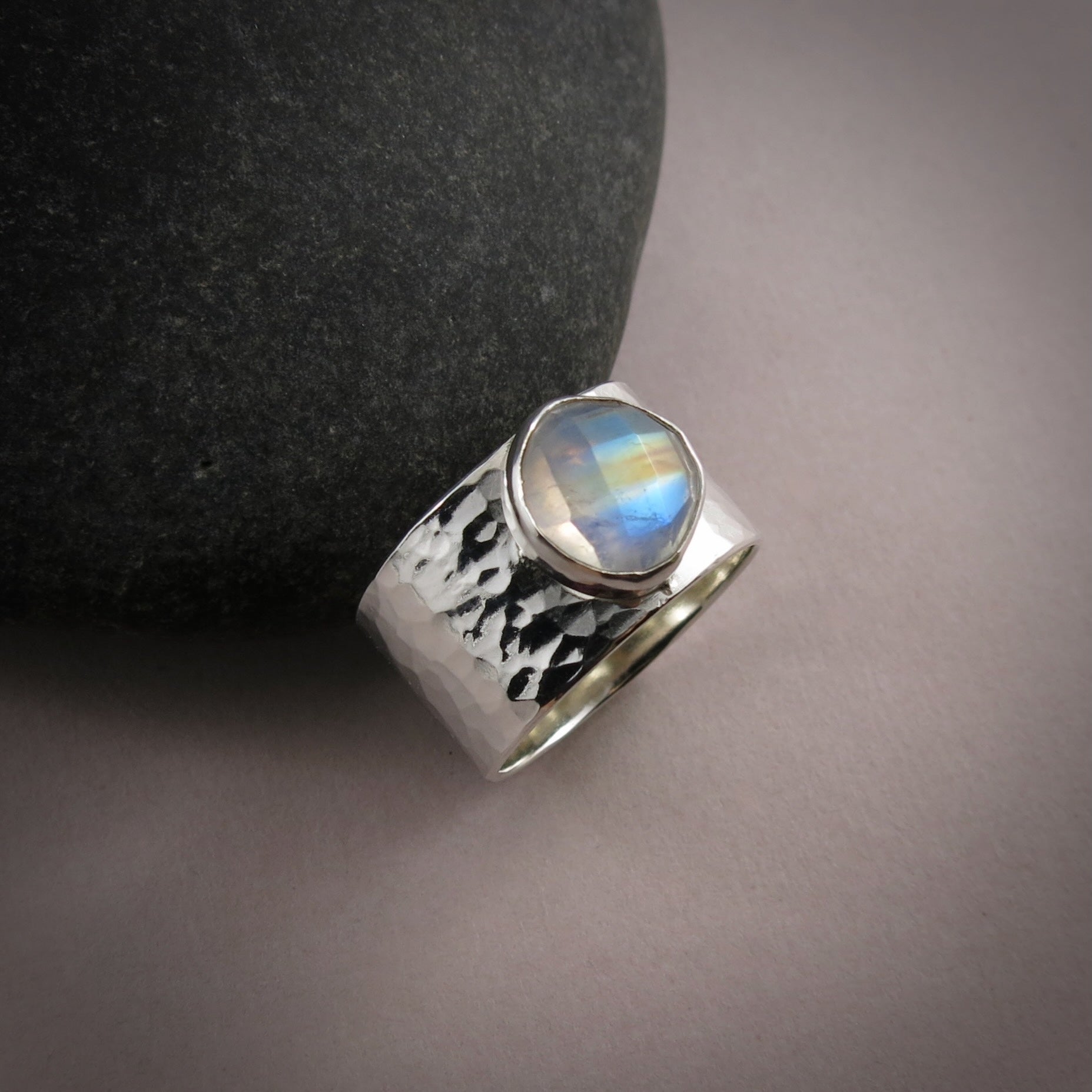 Bague large en argent avec pierre de lune arc-en-ciel • Argent sterling • Taille 10