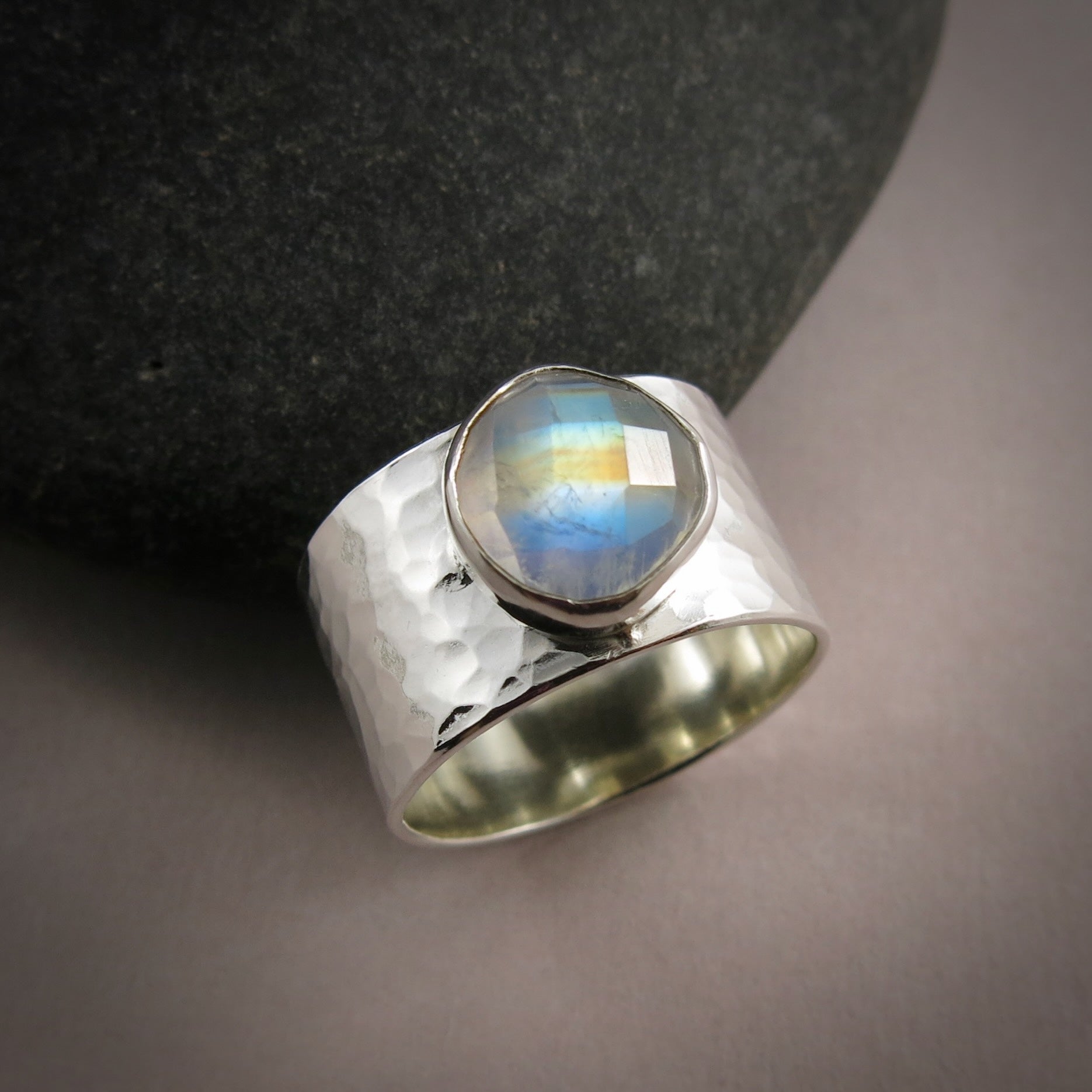 Bague large en argent avec pierre de lune arc-en-ciel • Argent sterling • Taille 10