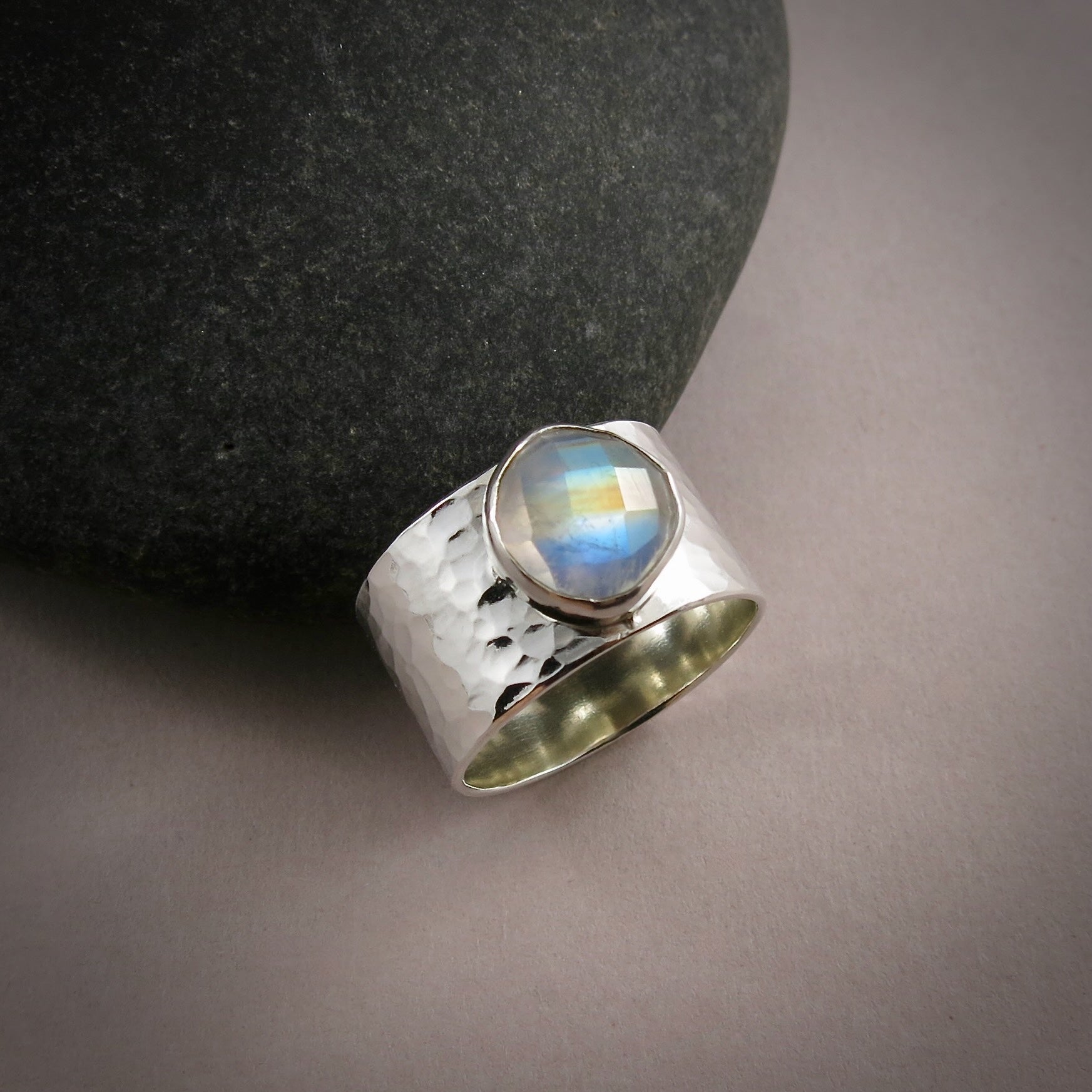 Bague large en argent avec pierre de lune arc-en-ciel • Argent sterling • Taille 10