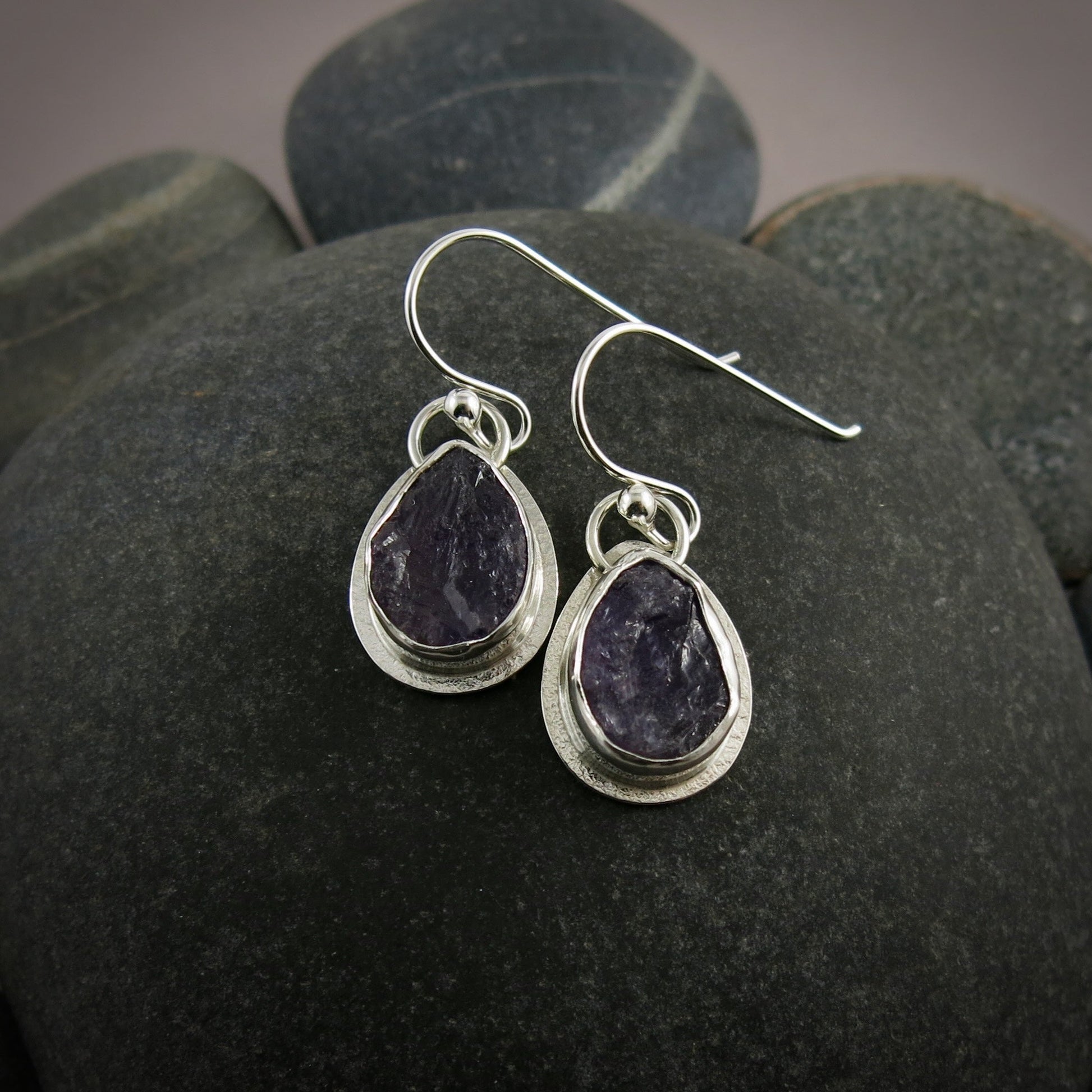 Boucles d'oreilles en forme de larme d'améthyste brute • Collection Wild Earth