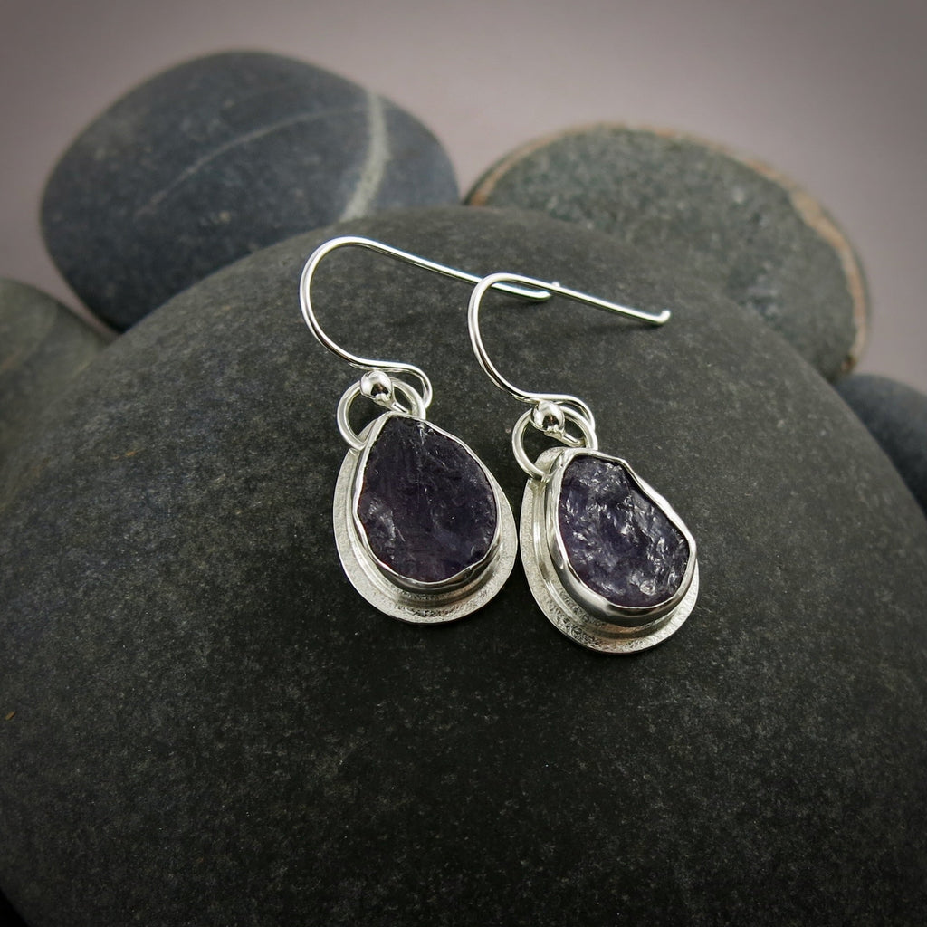 Boucles d'oreilles en forme de larme d'améthyste brute • Collection Wild Earth