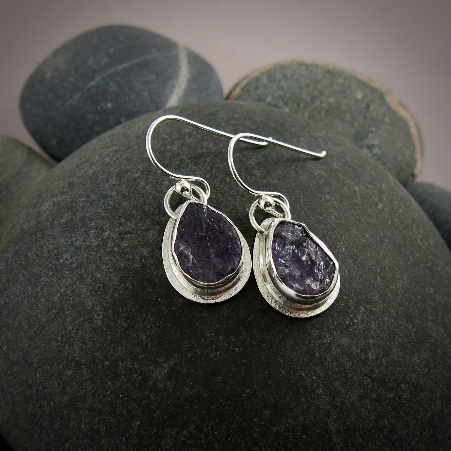 Boucles d'oreilles en forme de larme d'améthyste brute • Collection Wild Earth