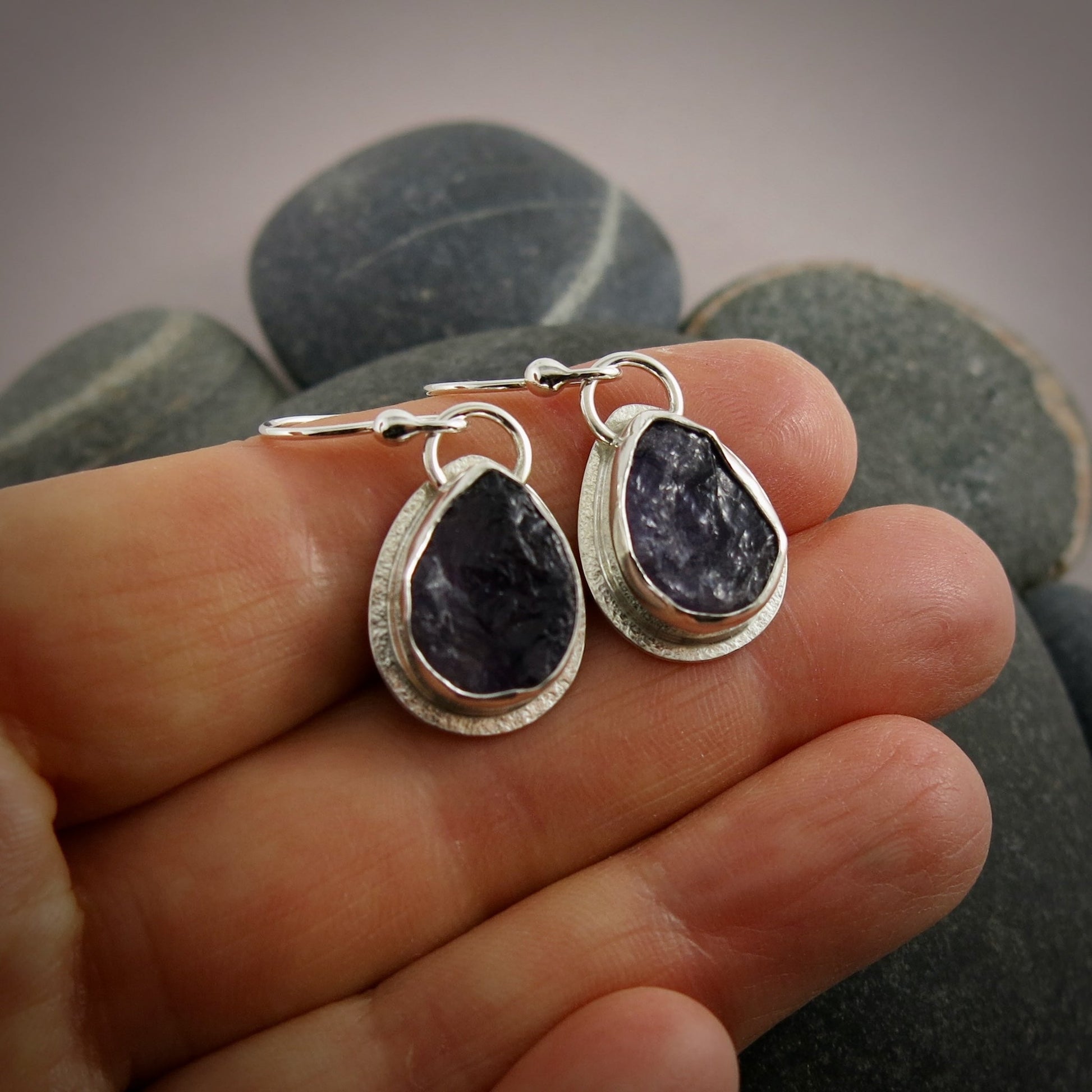 Boucles d'oreilles en forme de larme d'améthyste brute • Collection Wild Earth