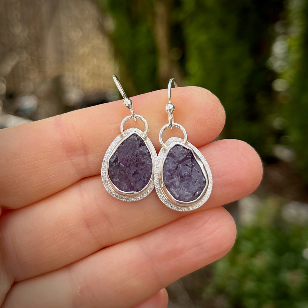 Boucles d'oreilles en forme de larme d'améthyste brute • Collection Wild Earth