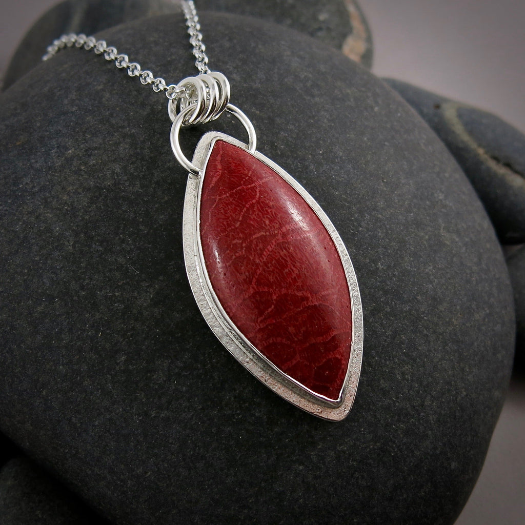 Collier en corail fossile rouge vif • Argent sterling • Collection Fabulous Fossils