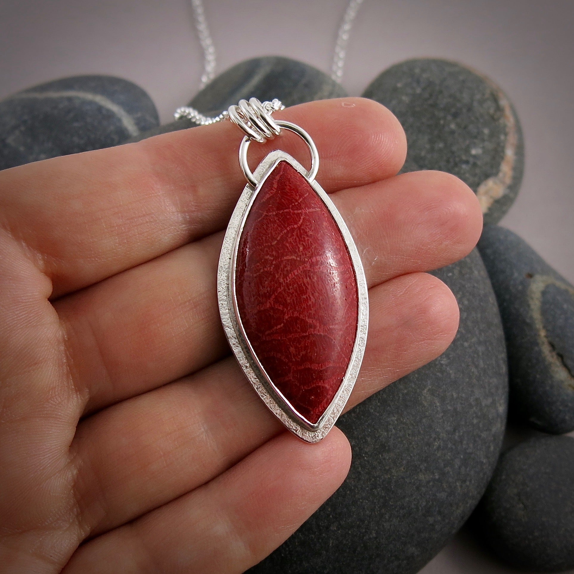 Collier en corail fossile rouge vif • Argent sterling • Collection Fabulous Fossils