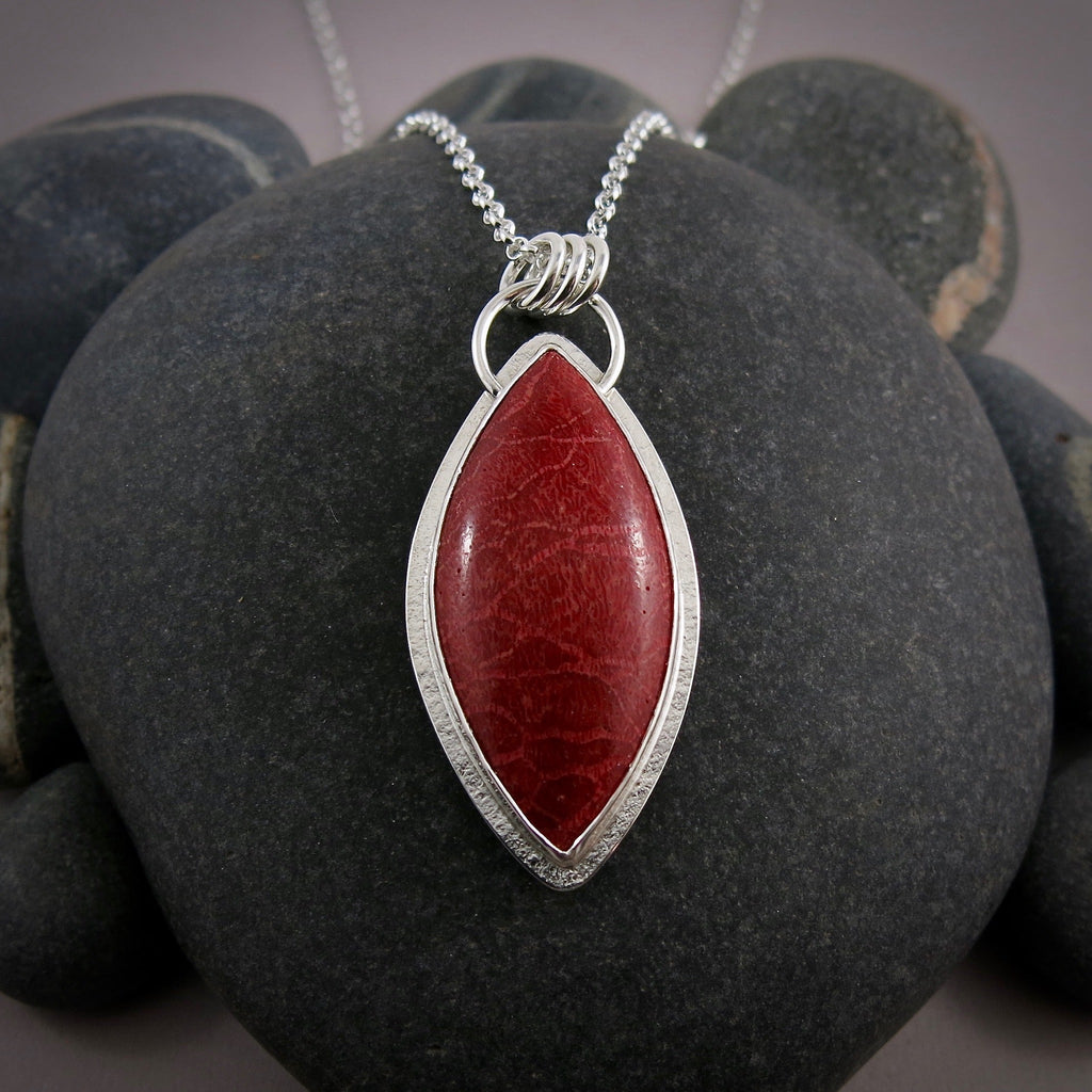 Collier en corail fossile rouge vif • Argent sterling • Collection Fabulous Fossils