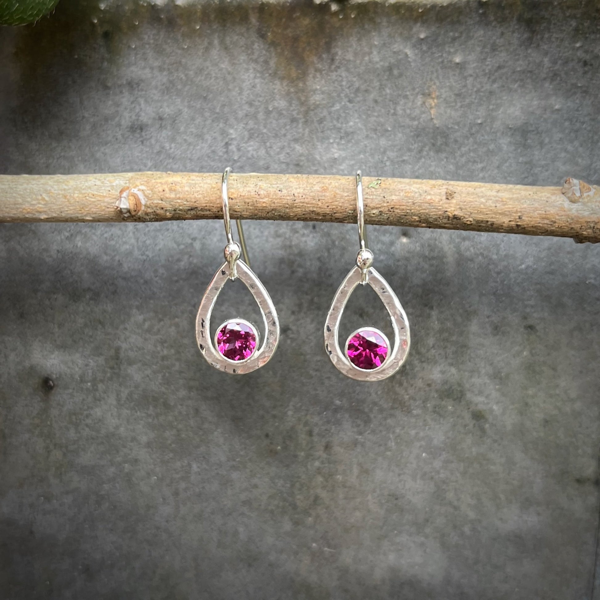 Boucles d'oreilles goutte de pluie en grenat rhodolite • Argent sterling