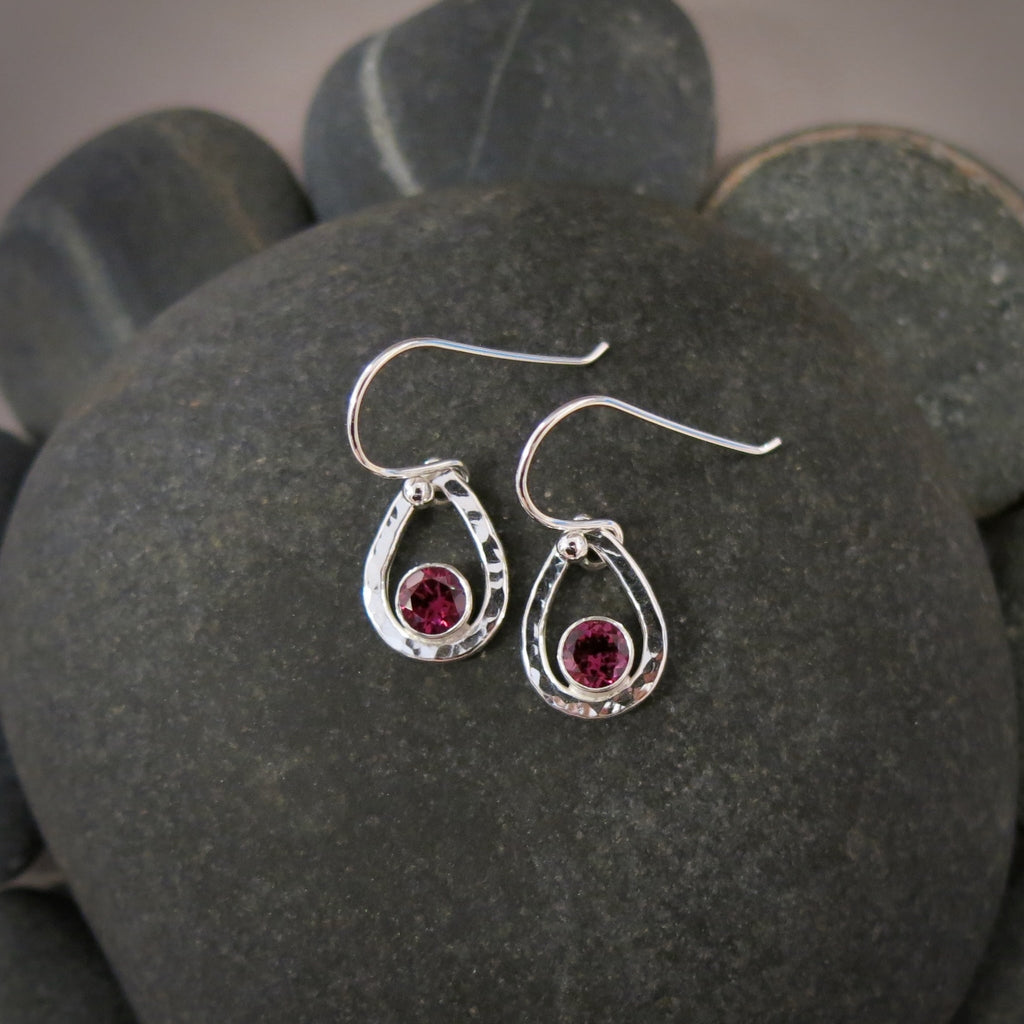 Boucles d'oreilles goutte de pluie en grenat rhodolite • Argent sterling