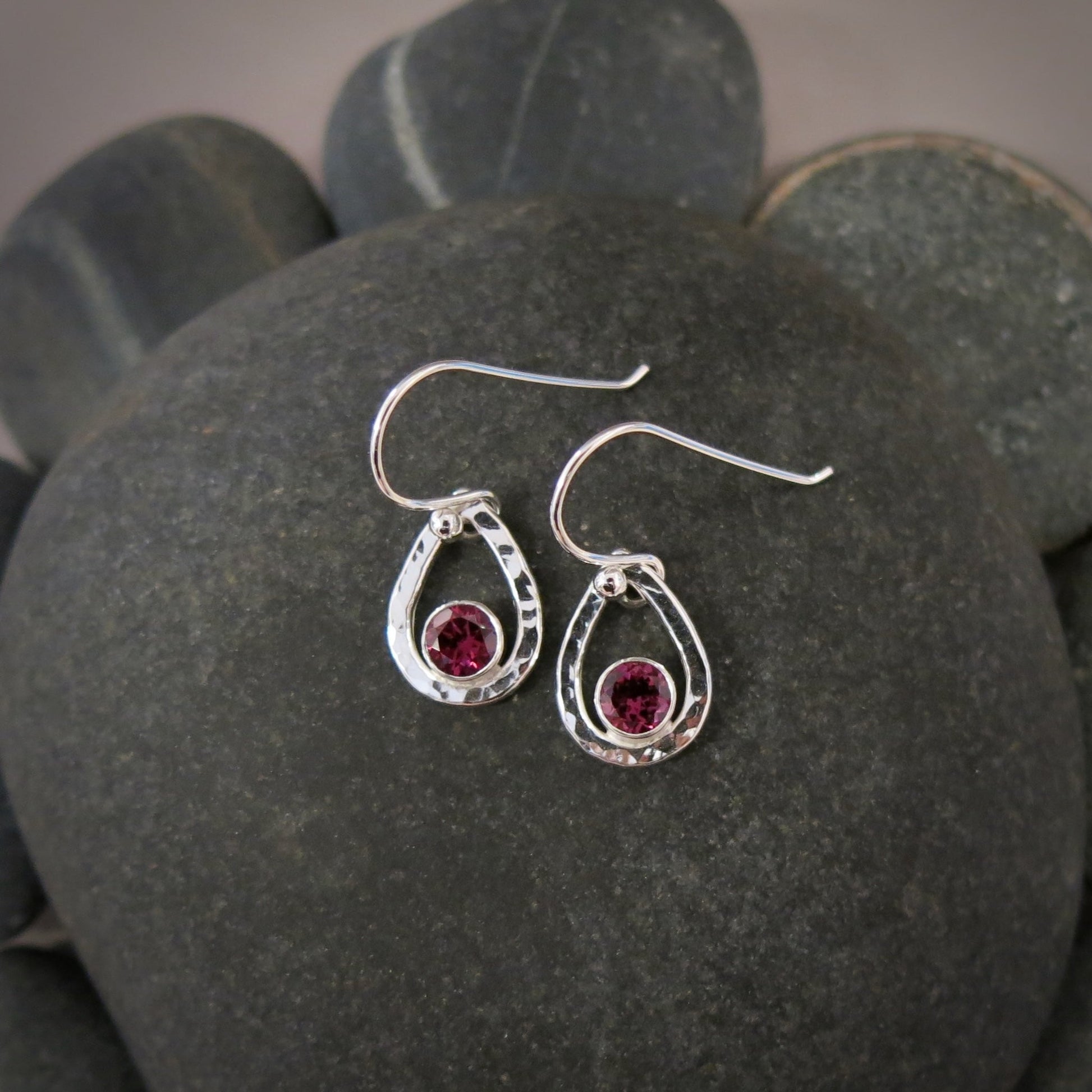 Boucles d'oreilles goutte de pluie en grenat rhodolite • Argent sterling
