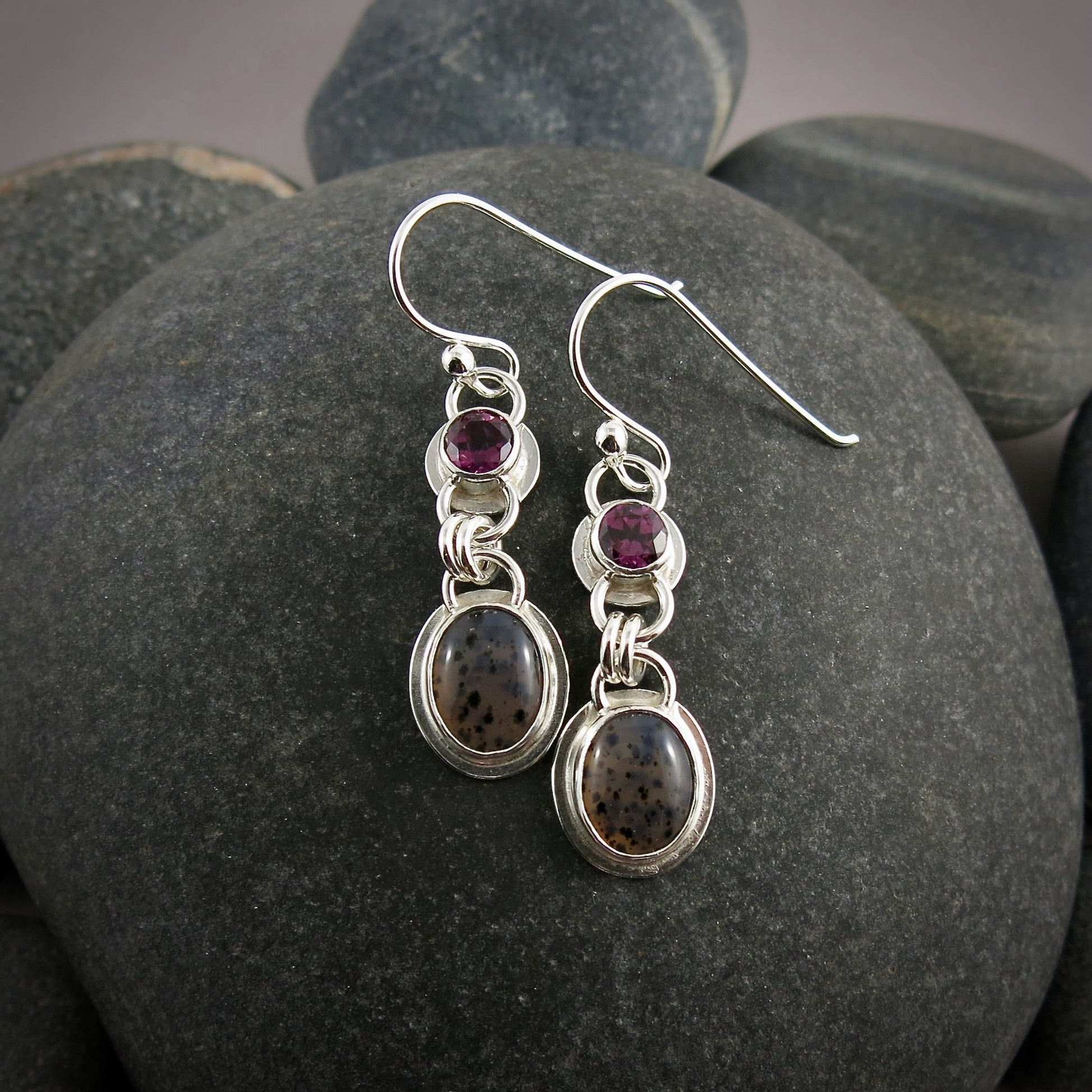 Boucles d'oreilles en agate du Montana et grenat rhodolite • Argent sterling • Collection Scenic Wonders