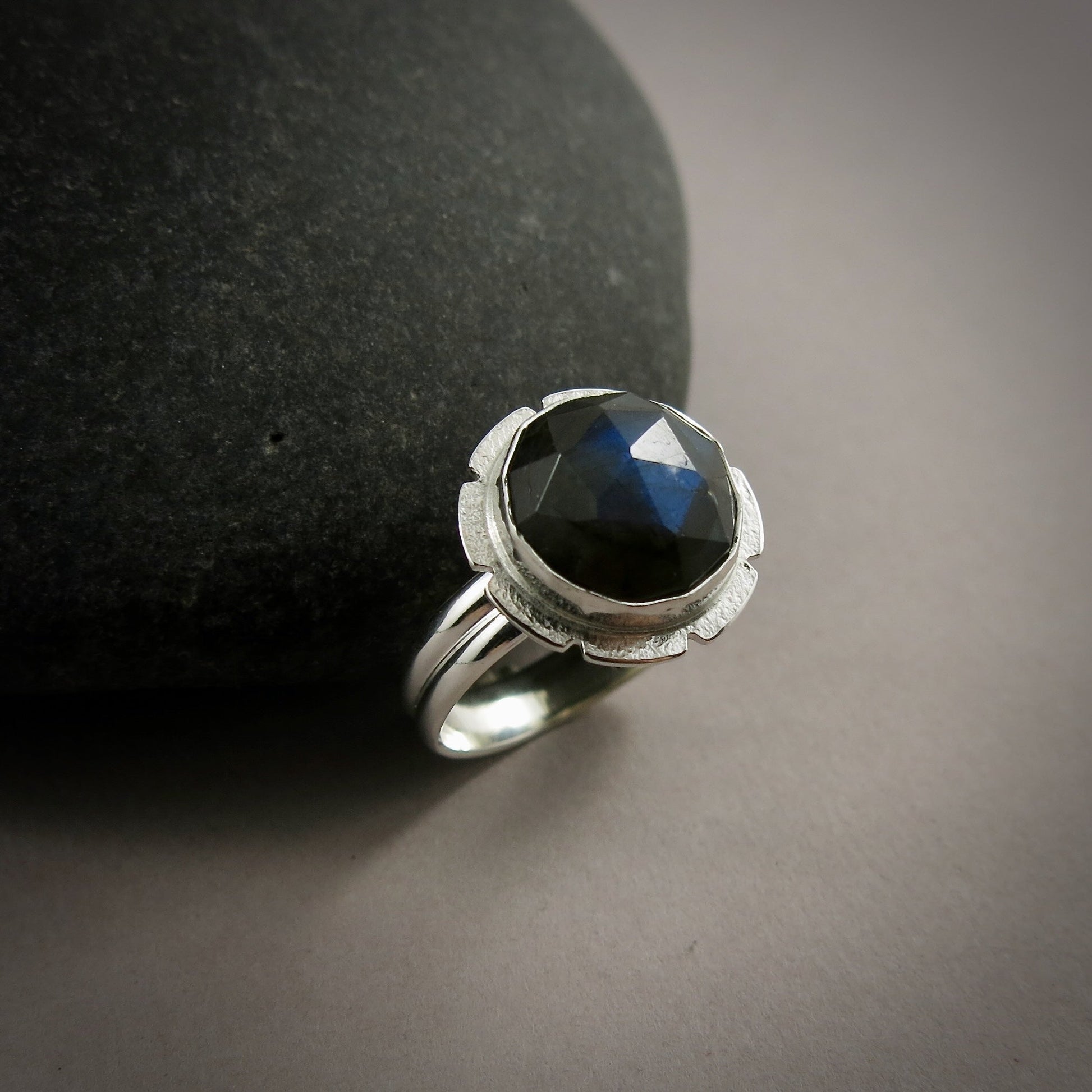 Bague halo en labradorite taille rose • Argent sterling • Taille 7