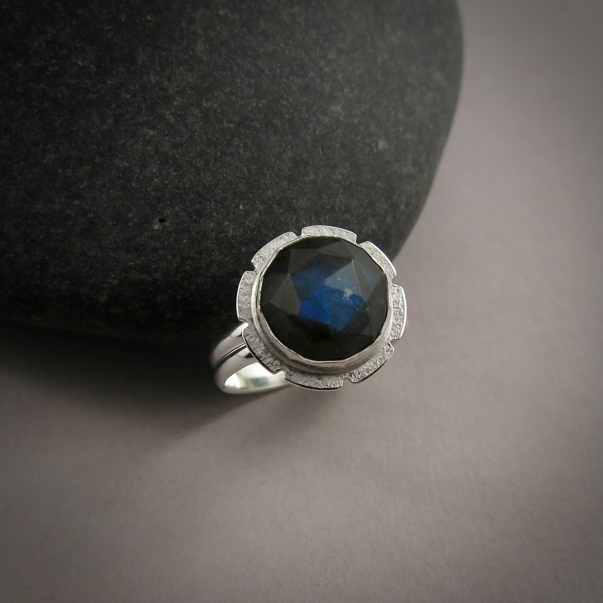Bague halo en labradorite taille rose • Argent sterling • Taille 7