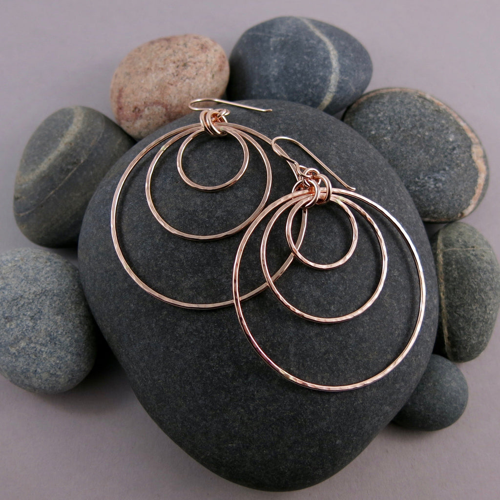 Boucles d'oreilles gigognes Trio Circle • Or rose texturé martelé