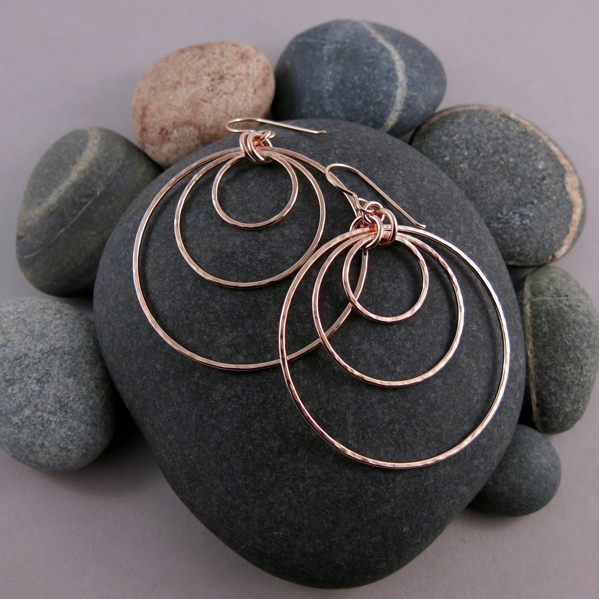 Boucles d'oreilles gigognes Trio Circle • Or rose texturé martelé