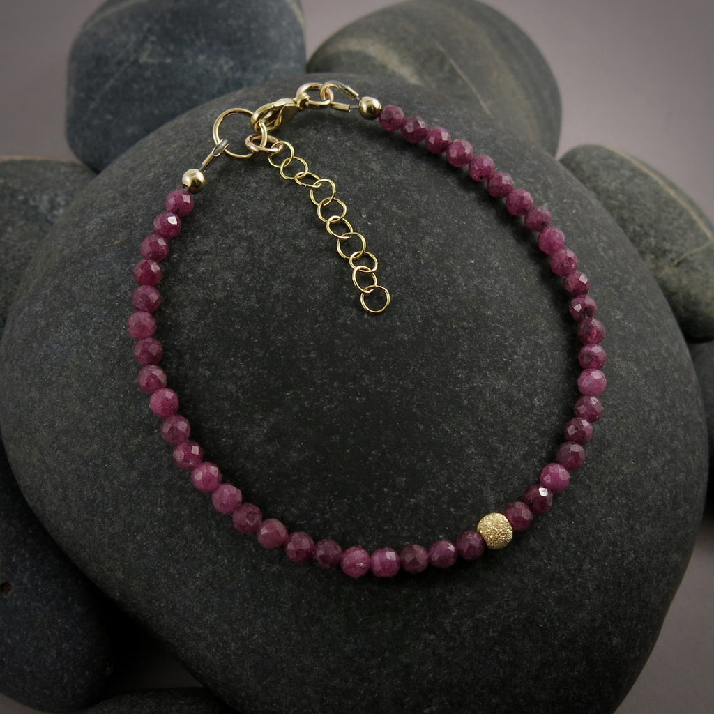 Bracelet réglable en perles de pierres précieuses rubis • Or 14 carats ou argent sterling