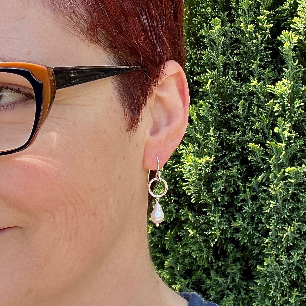 Boucles d'oreilles pendantes en argent clair avec perles baroques • Boucles d'oreilles pendantes à une seule perle en argent sterling