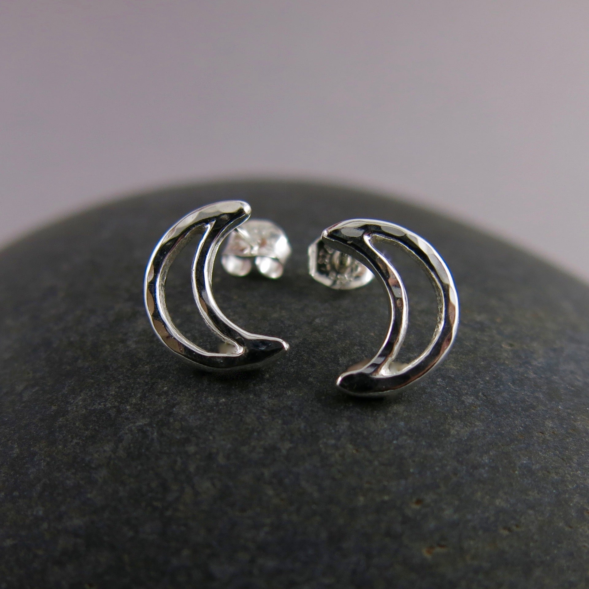 Boucles d'oreilles à tige en croissant de lune • Argent sterling