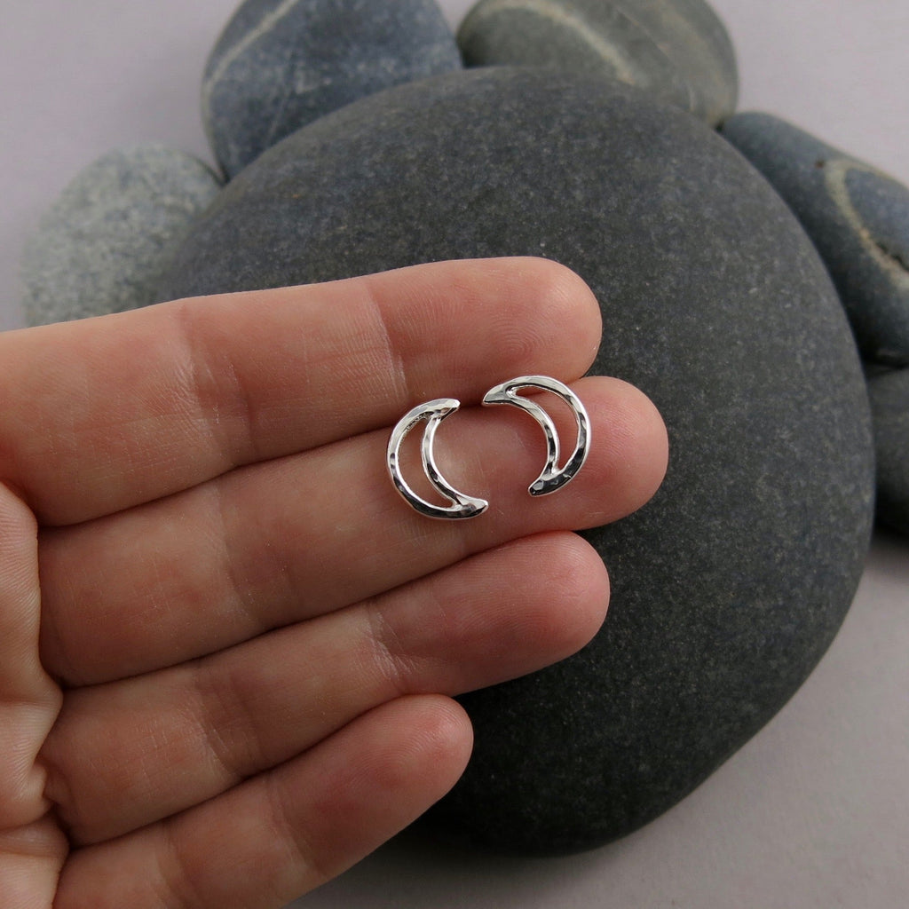 Boucles d'oreilles à tige en croissant de lune • Argent sterling