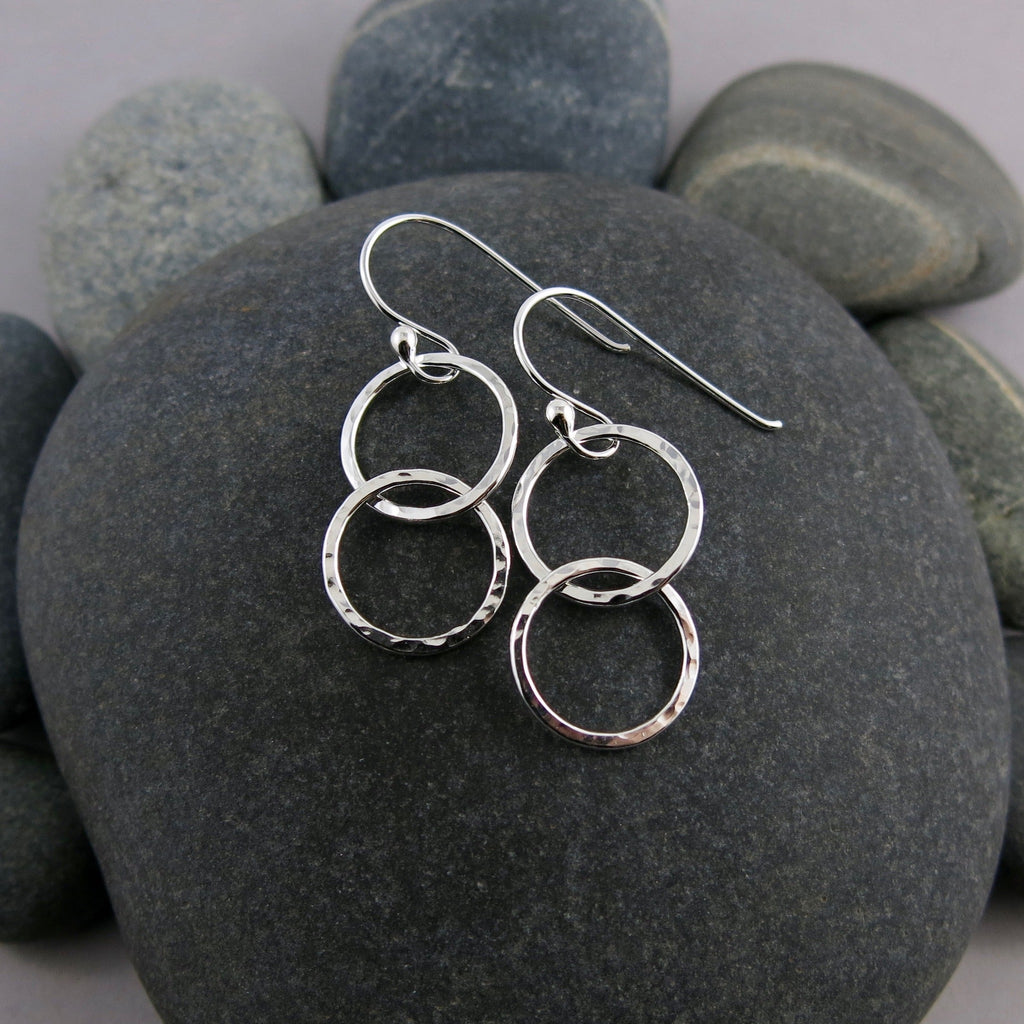 Boucles d'oreilles Silver Embrace • Boucles d'oreilles à anneaux entrelacés texturés en marteau