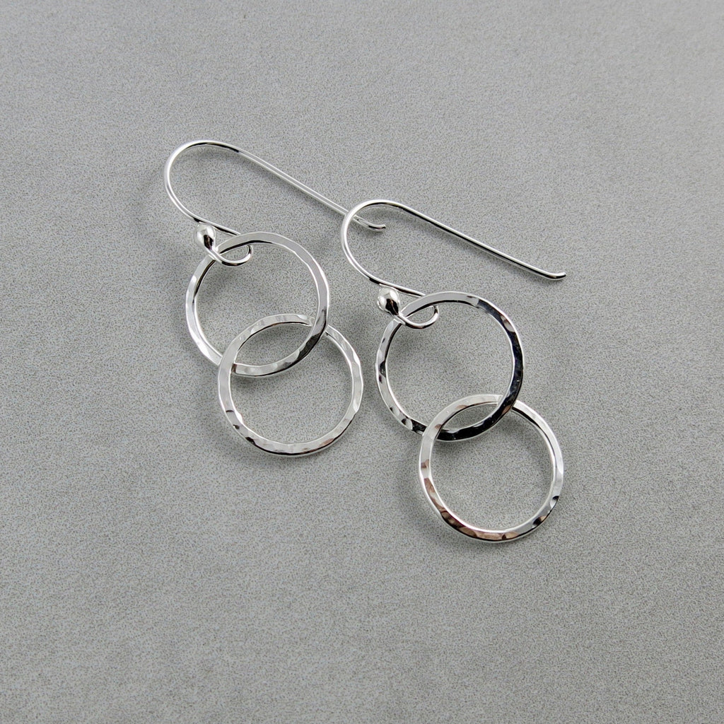 Boucles d'oreilles Silver Embrace • Boucles d'oreilles à anneaux entrelacés texturés en marteau