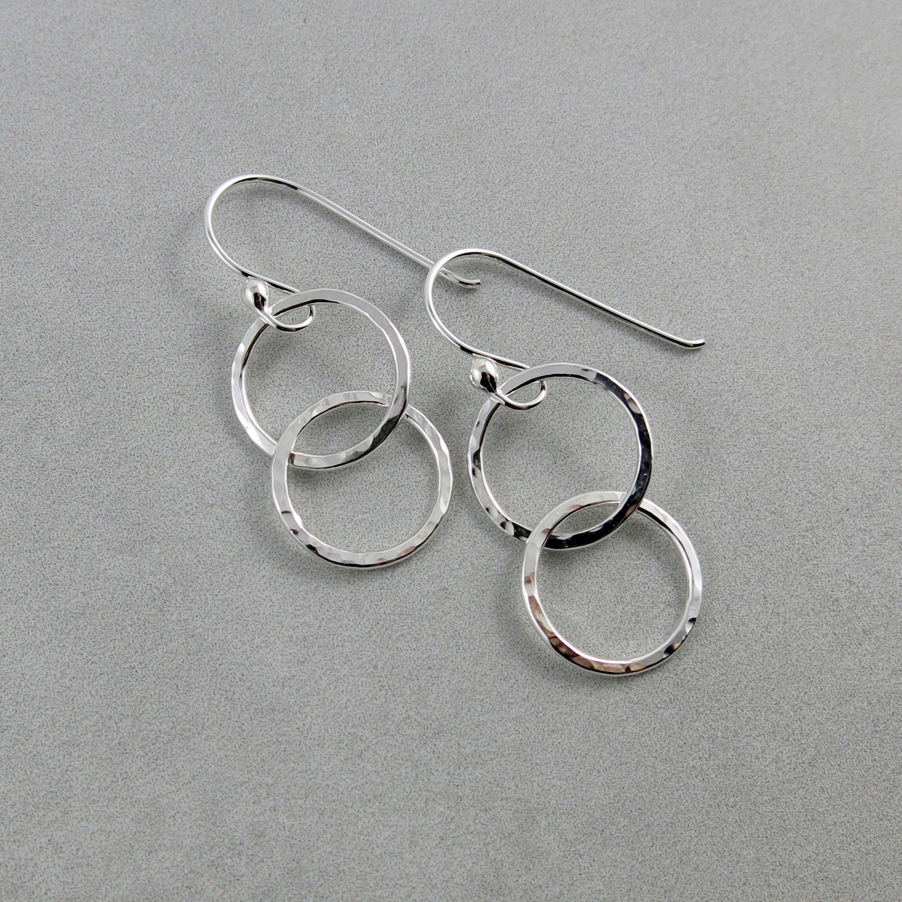 Boucles d'oreilles Silver Embrace • Boucles d'oreilles à anneaux entrelacés texturés en marteau
