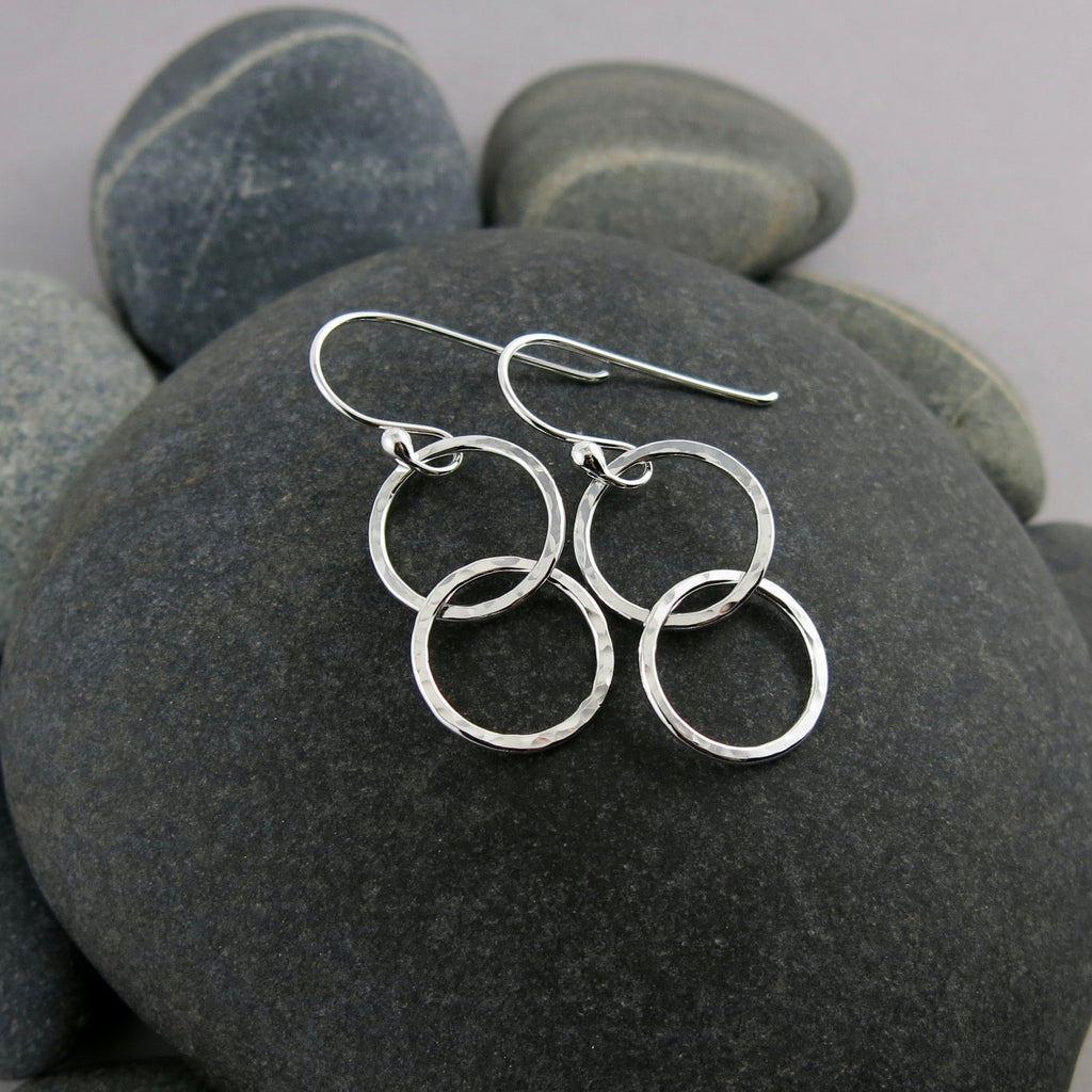 Boucles d'oreilles Silver Embrace • Boucles d'oreilles à anneaux entrelacés texturés en marteau