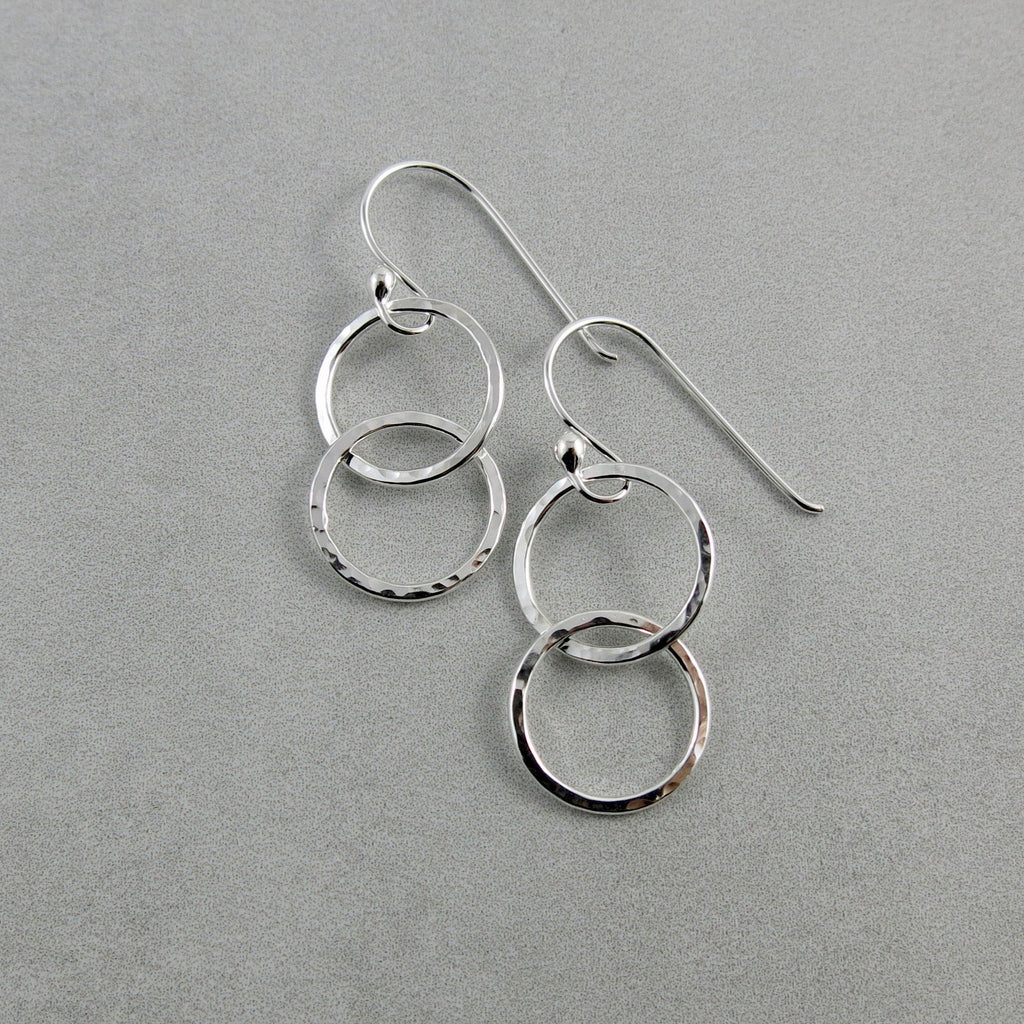Boucles d'oreilles Silver Embrace • Boucles d'oreilles à anneaux entrelacés texturés en marteau