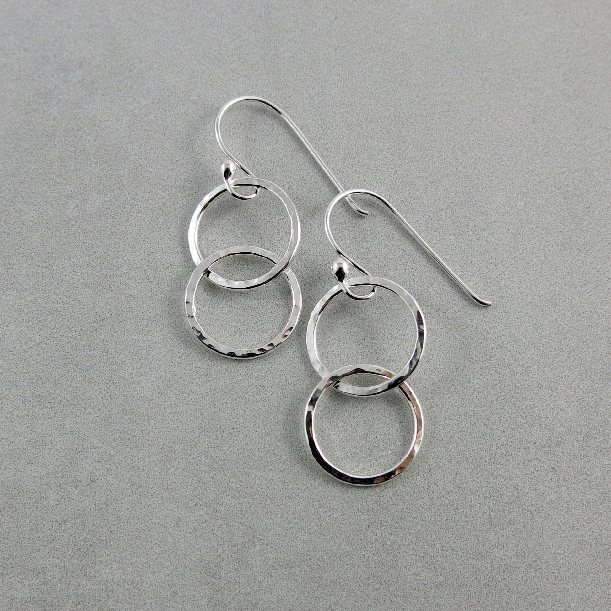 Boucles d'oreilles Silver Embrace • Boucles d'oreilles à anneaux entrelacés texturés en marteau