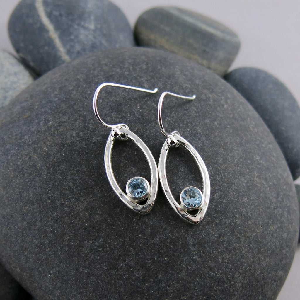 Boucles d'oreilles en feuille d'argent avec topaze bleue • Boucles d'oreilles minimalistes modernes inspirées de la nature