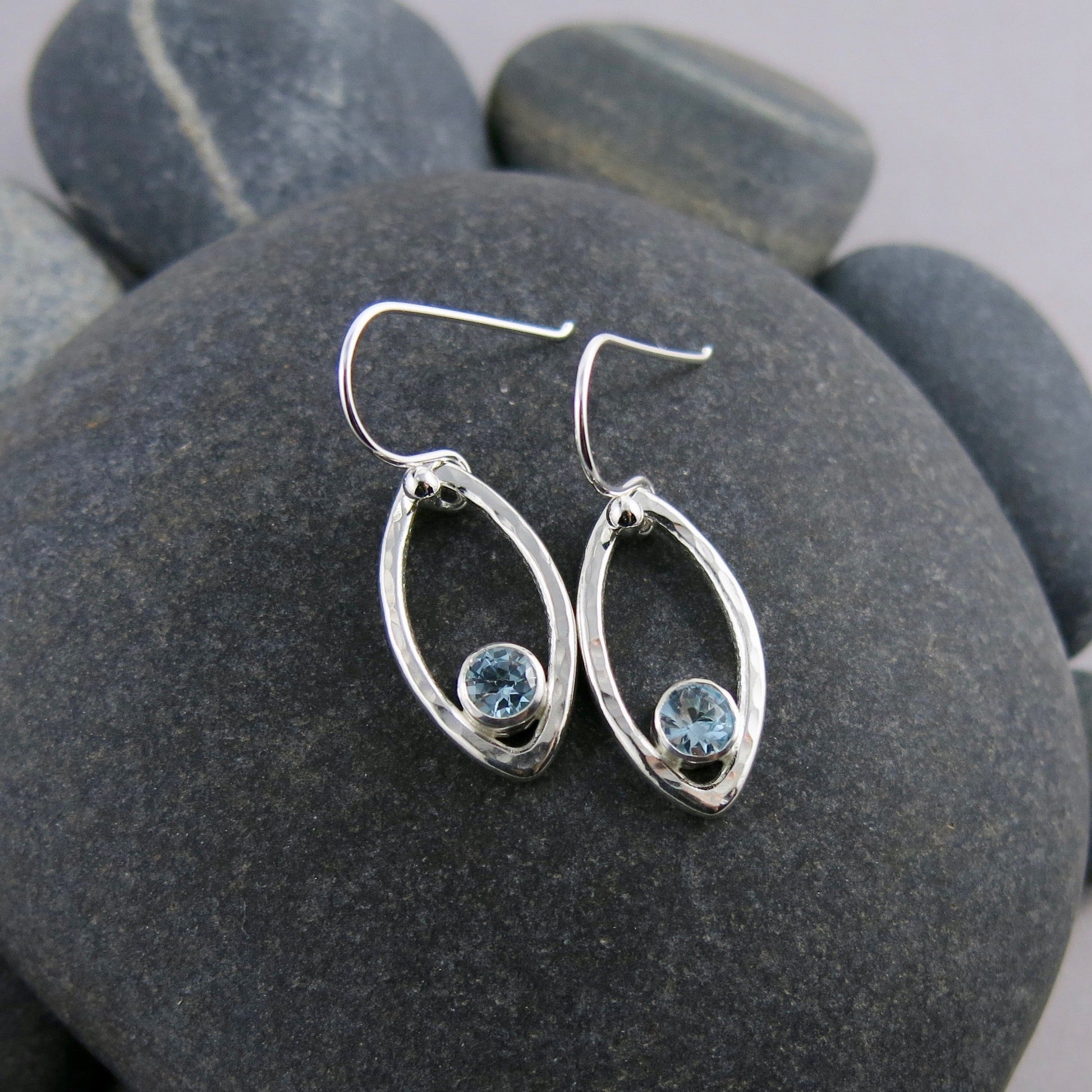 Boucles d'oreilles en feuille d'argent avec topaze bleue • Boucles d'oreilles minimalistes modernes inspirées de la nature