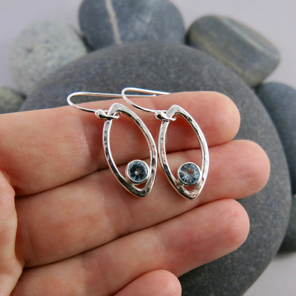 Boucles d'oreilles en feuille d'argent avec topaze bleue • Boucles d'oreilles minimalistes modernes inspirées de la nature