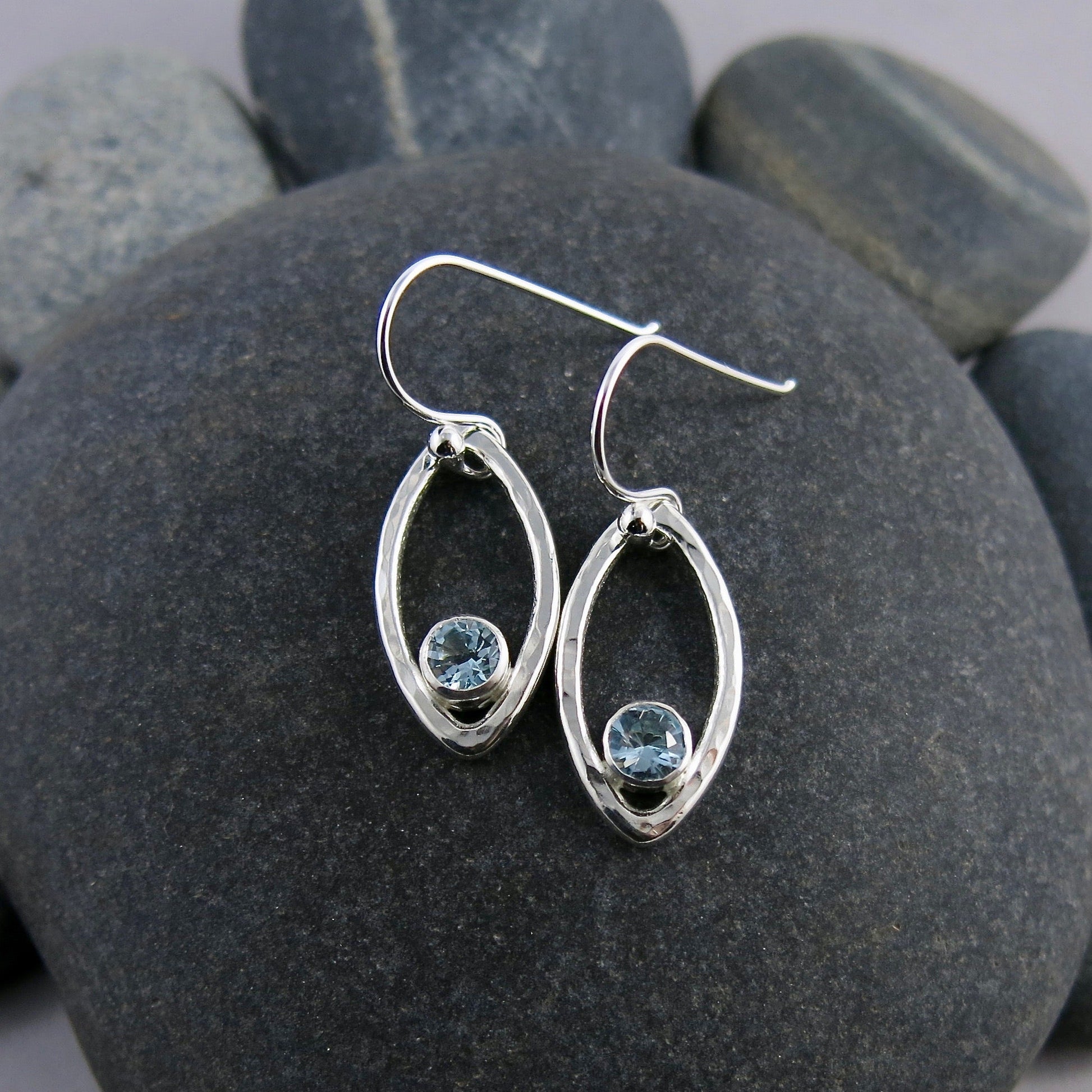 Boucles d'oreilles en feuille d'argent avec topaze bleue • Boucles d'oreilles minimalistes modernes inspirées de la nature